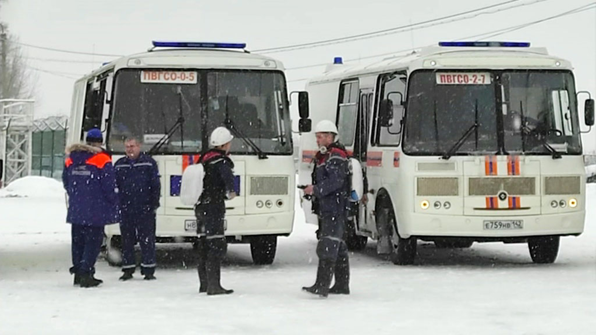 ЧП на шахте: спасатели направляются к месту, где могут находиться горняки
