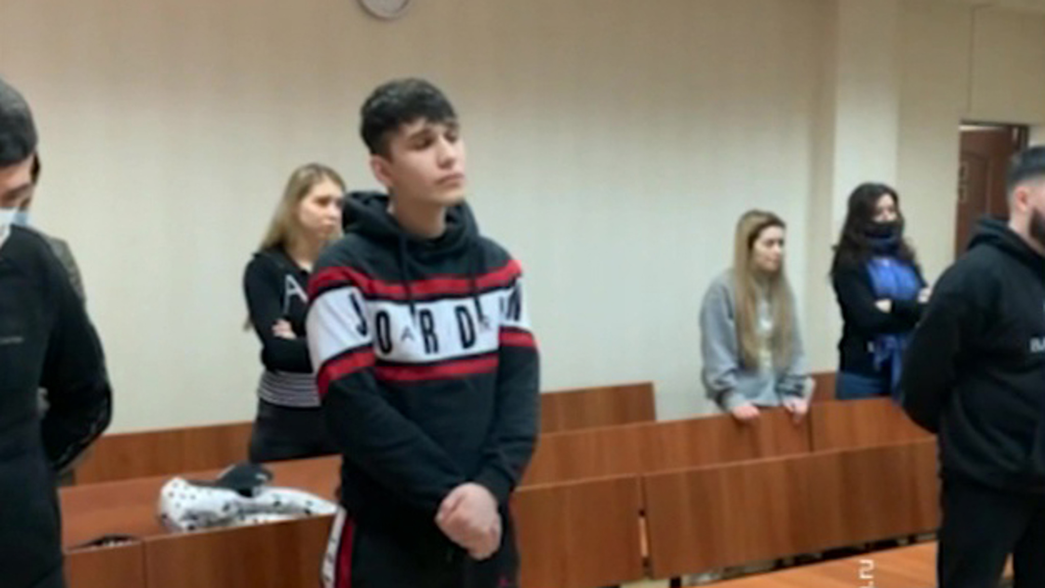 Московский блогер справил нужду на памятник защитникам Отечества