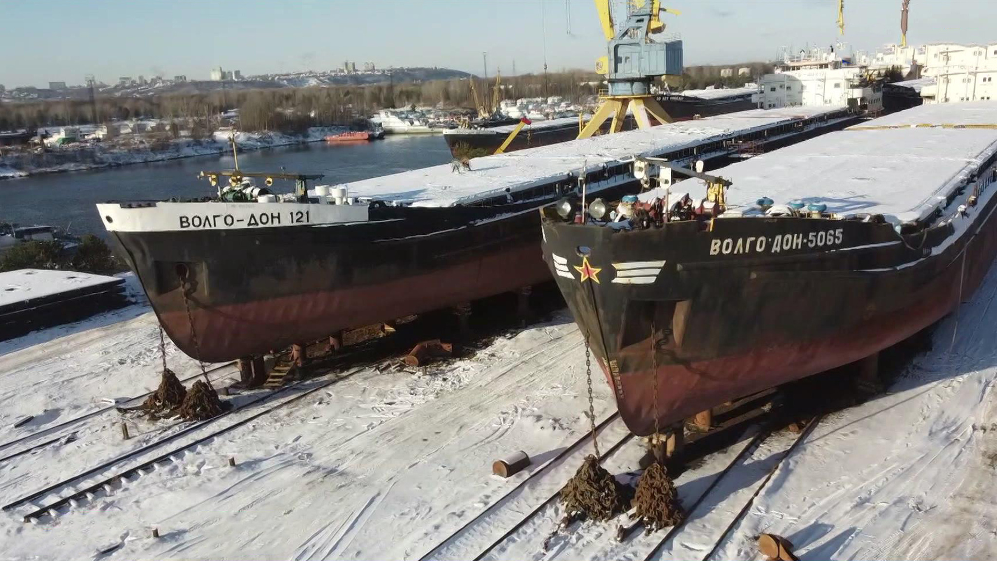 Волжские суда встали на зимовку, а экипажи отправляются за парты