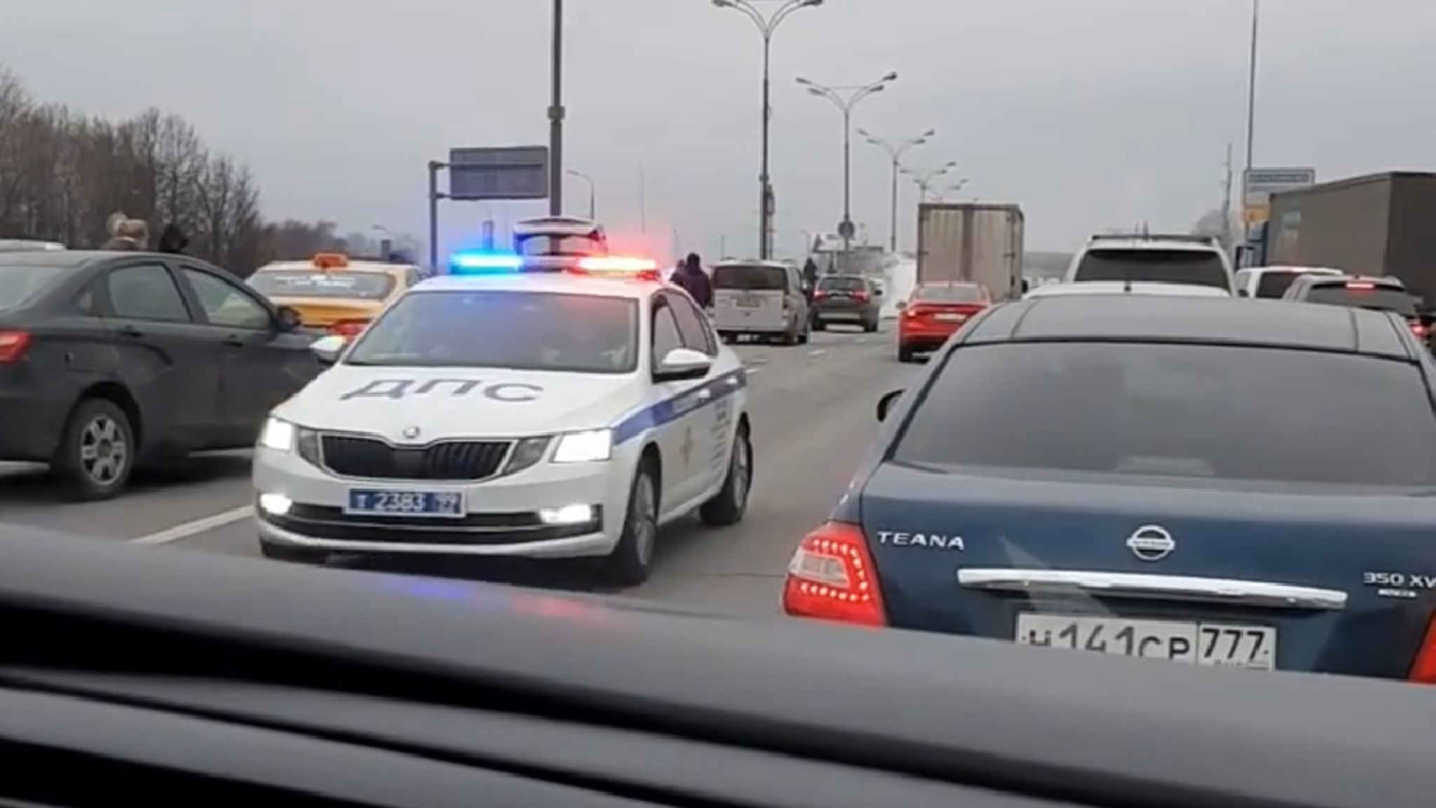 Пытавшийся уйти от преследования водитель устроил массовое ДТП на МКАД