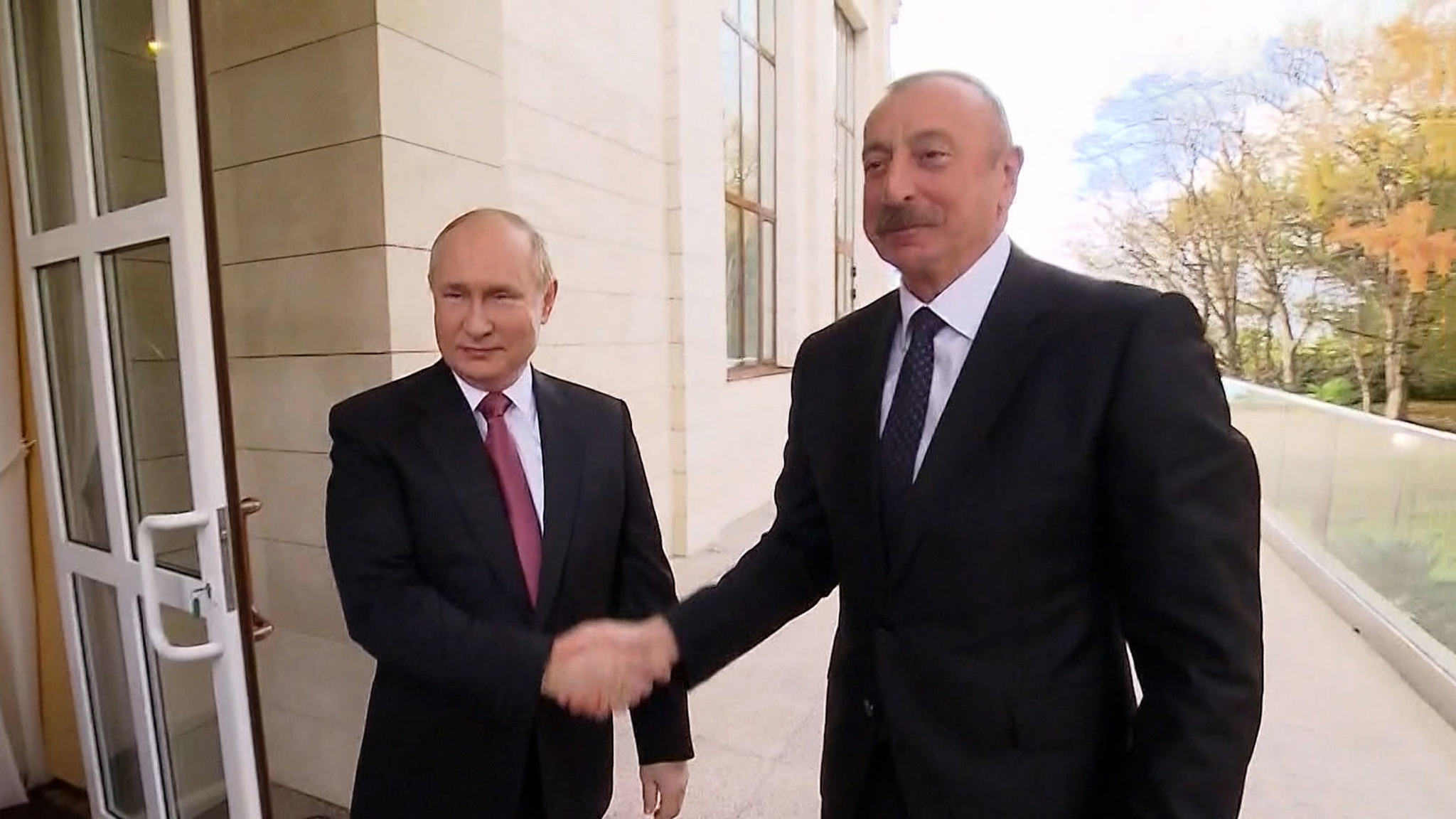 Путин усадил лидеров Азербайджана и Армении за один стол