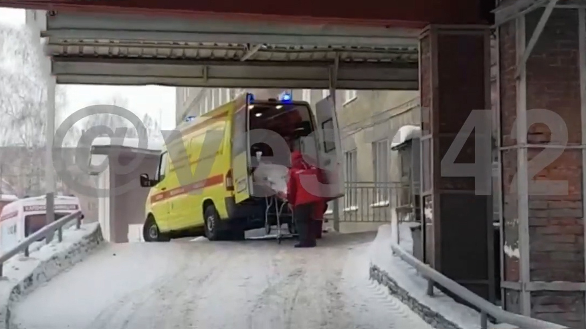 Выжившего при ЧП на шахте "Листвяжная" спасателя перевезли в Кемерово