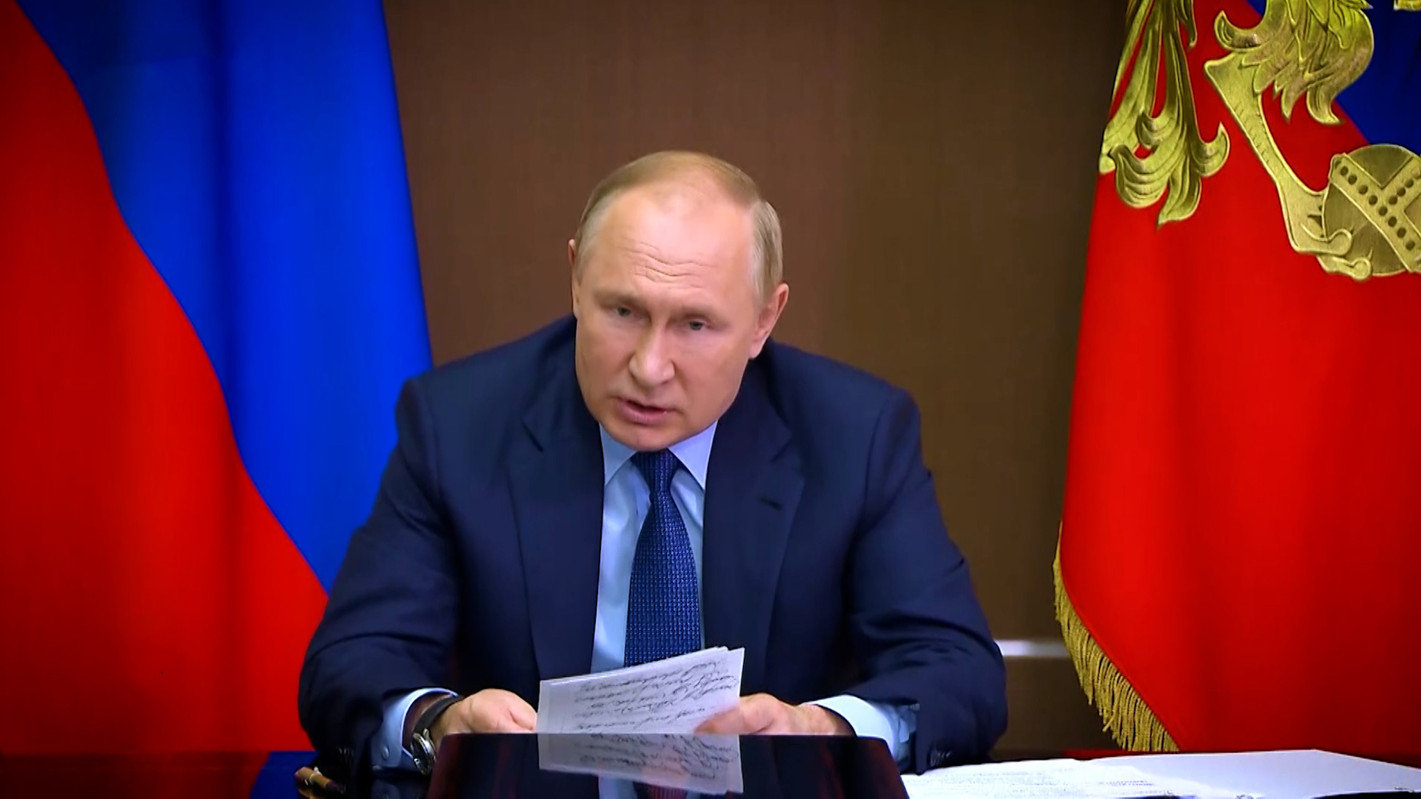 Путин поручил правительству повысить зарплаты бюджетников