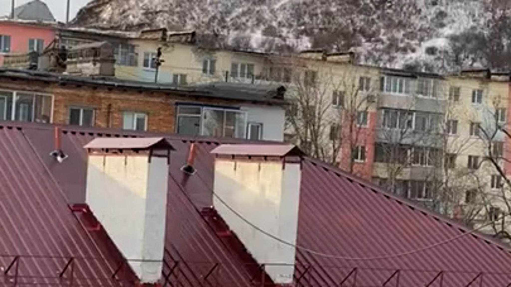 Во Владивостоке сильный ветер срывает куски крыши с жилого дома