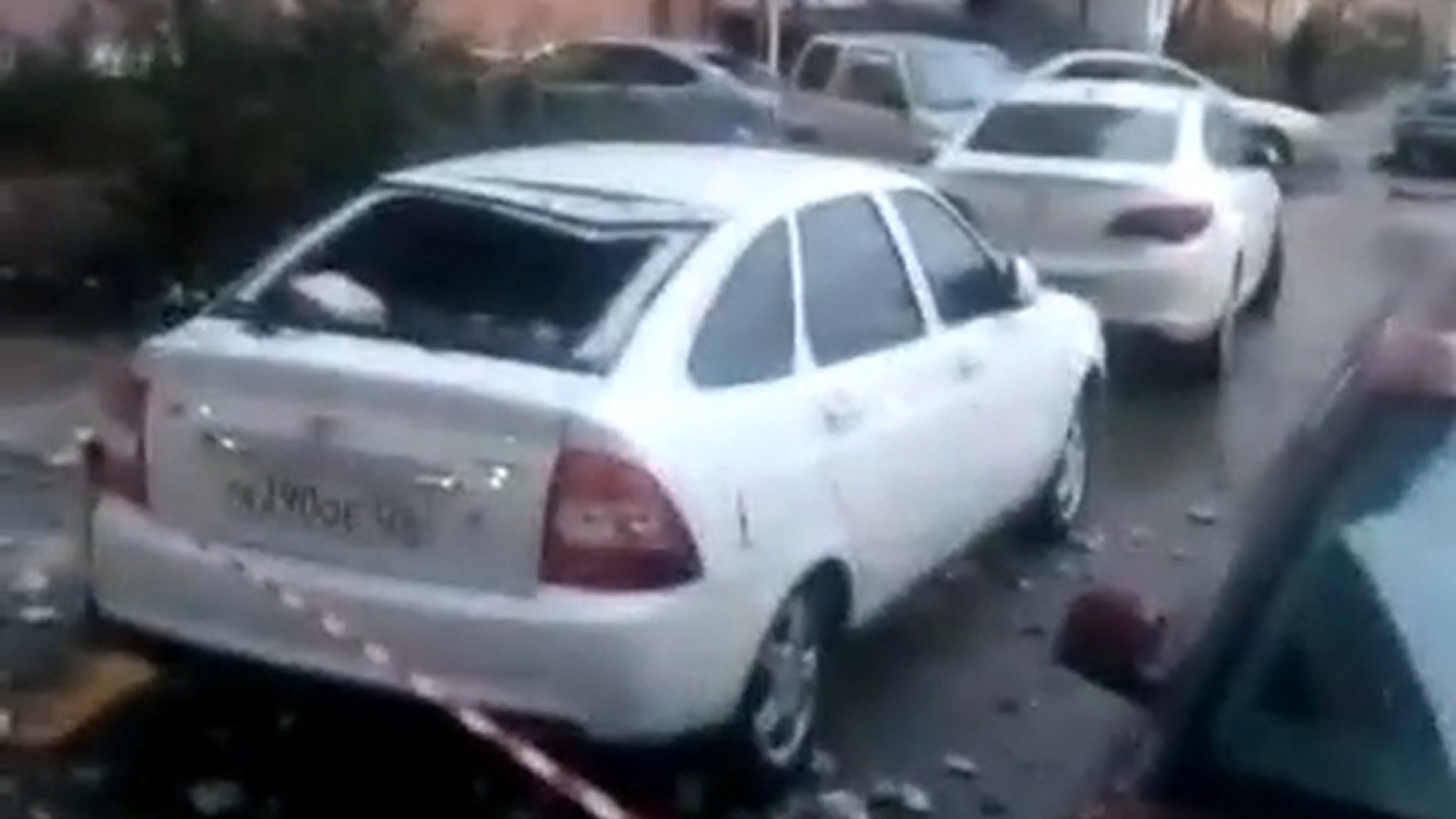 В Краснодаре из-за урагана кирпичи упали на автомобили