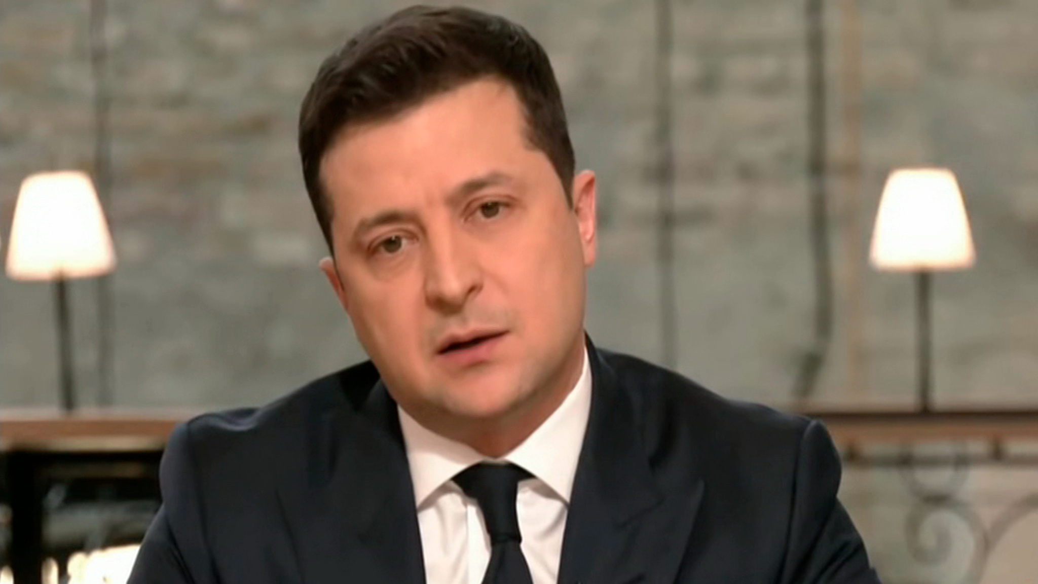 Зеленский устроил вечеринку, хотя на Украине гуляния под запретом
