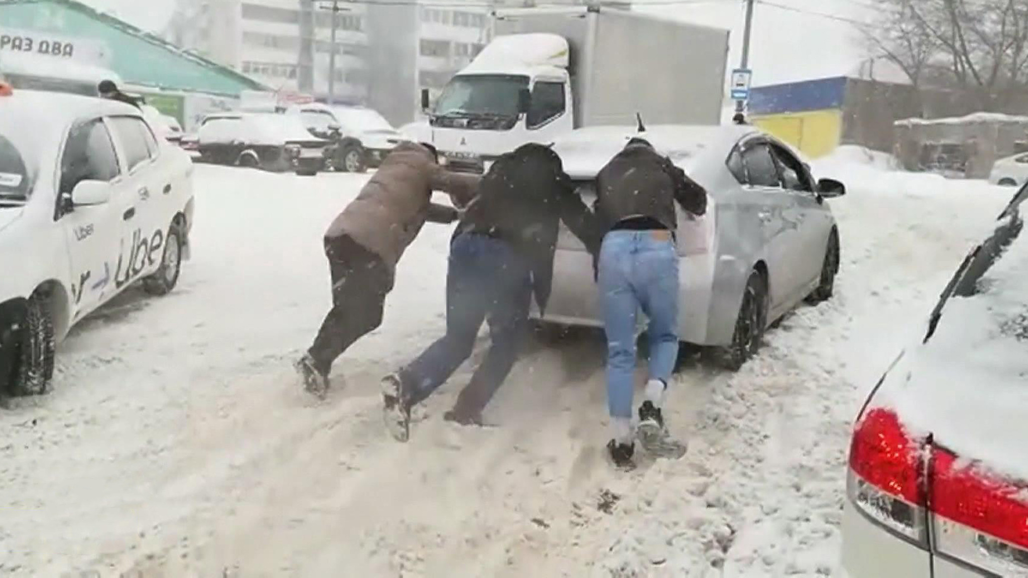 Зима по расписанию: коллапс на трассах и в аэропортах
