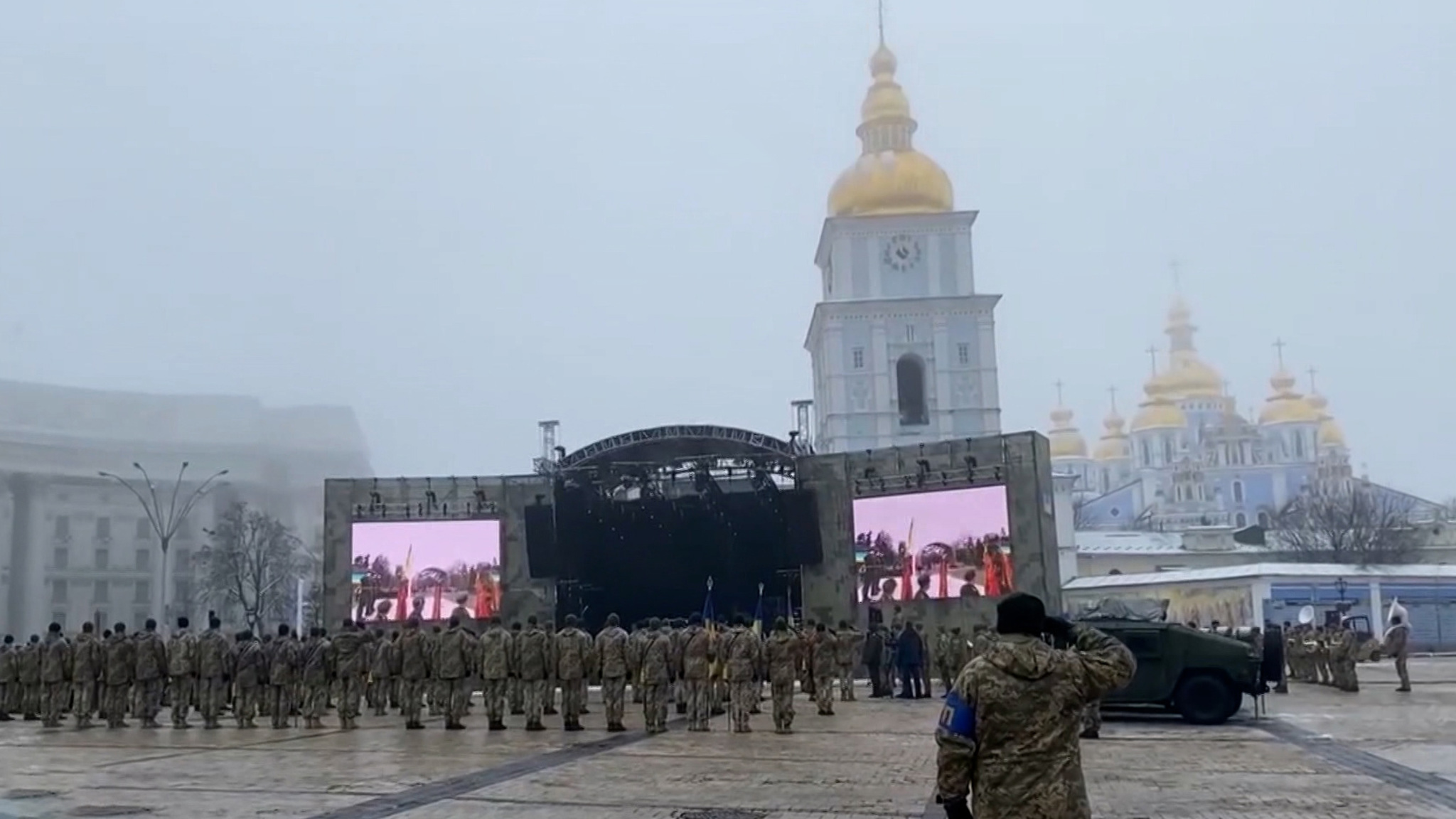30 лет ВСУ: Зеленский обещал вернуть Донбасс силой и подтянул войска