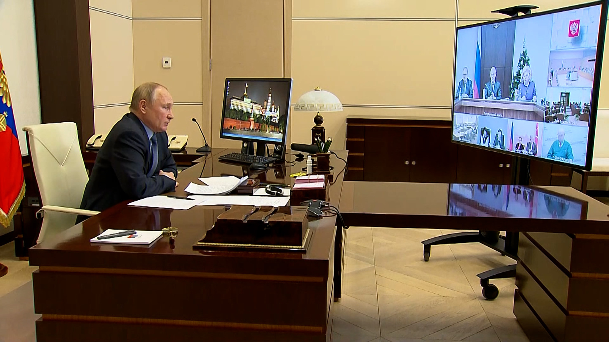 Путин: нужно защитить людей, которые защищаются сами и защищают других граждан