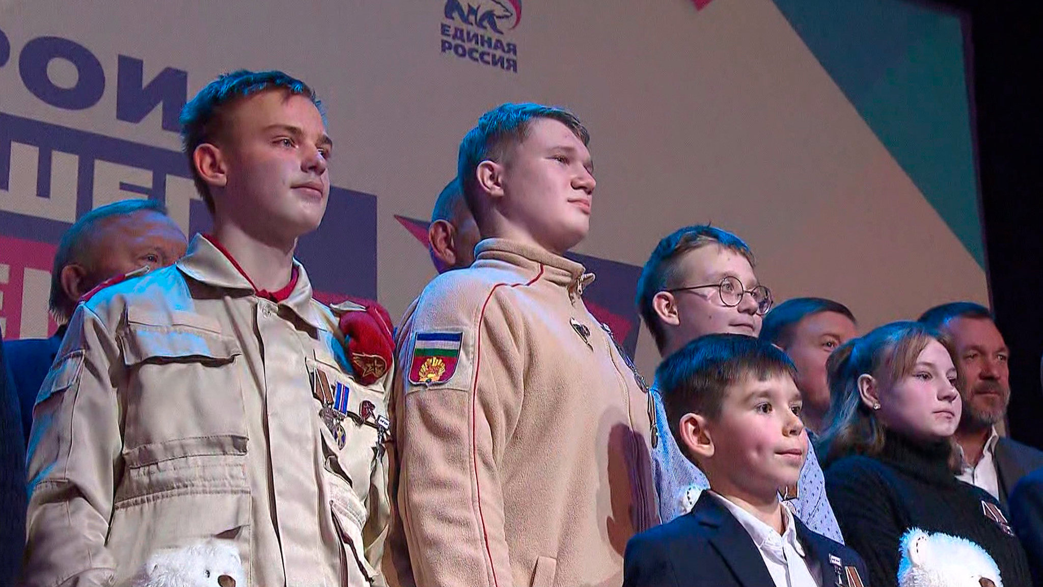 И школьники, и врачи: Россия чествует своих героев