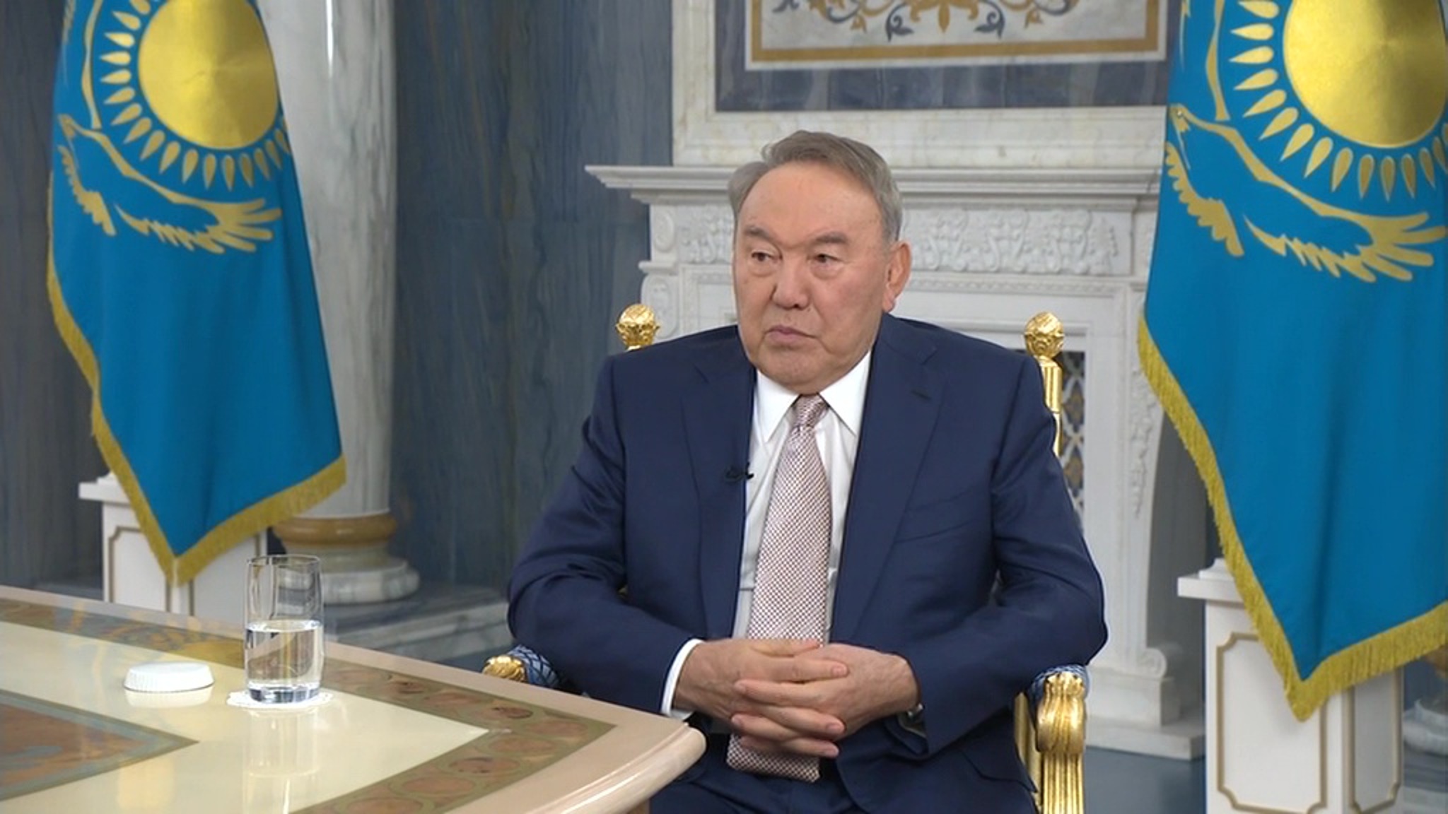 Назарбаев призвал народ сплотиться вокруг нынешнего главы государства