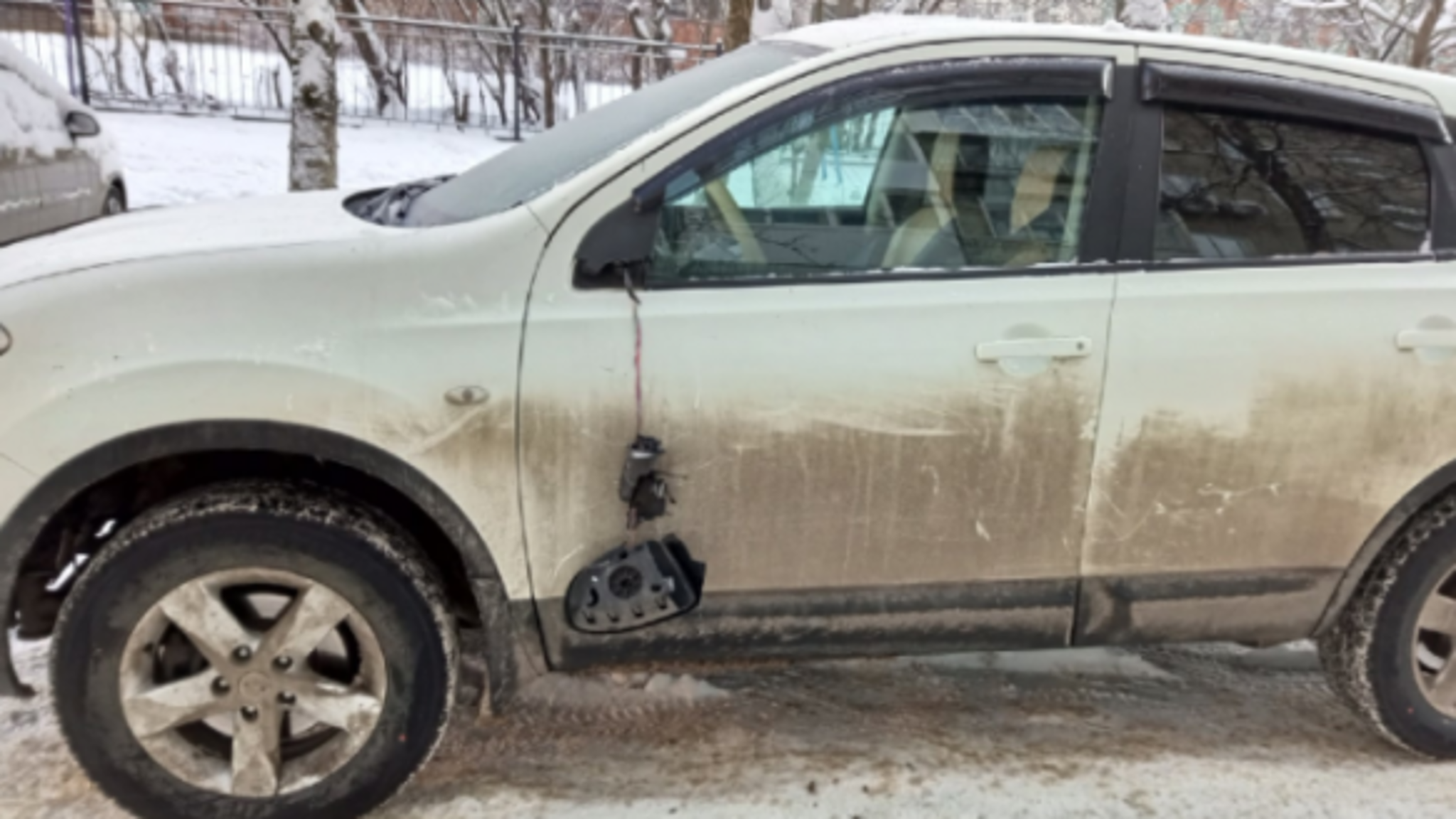 В Дзержинске неизвестный повредил автомобили