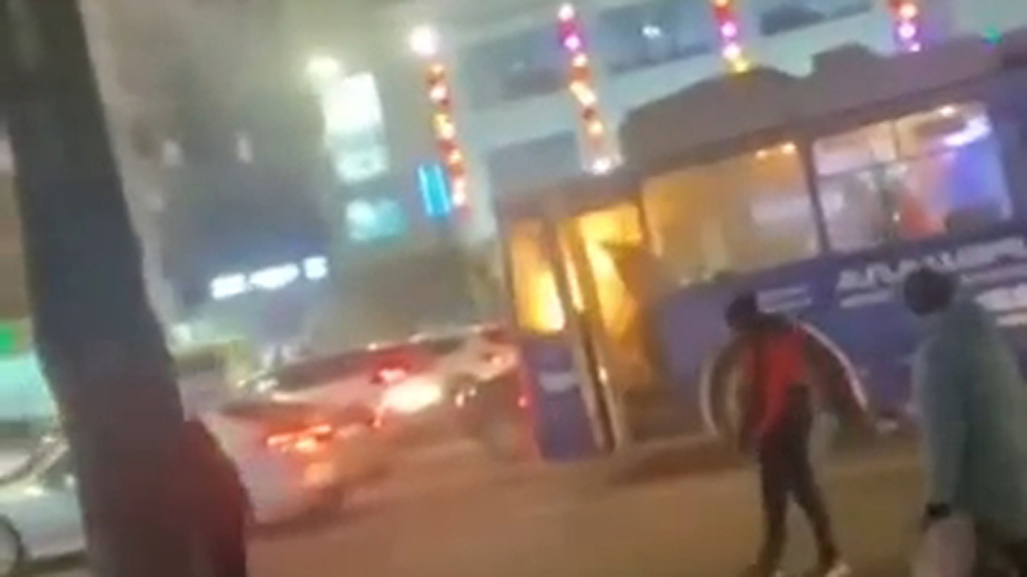 В Челябинске вспыхнул троллейбус во время движения