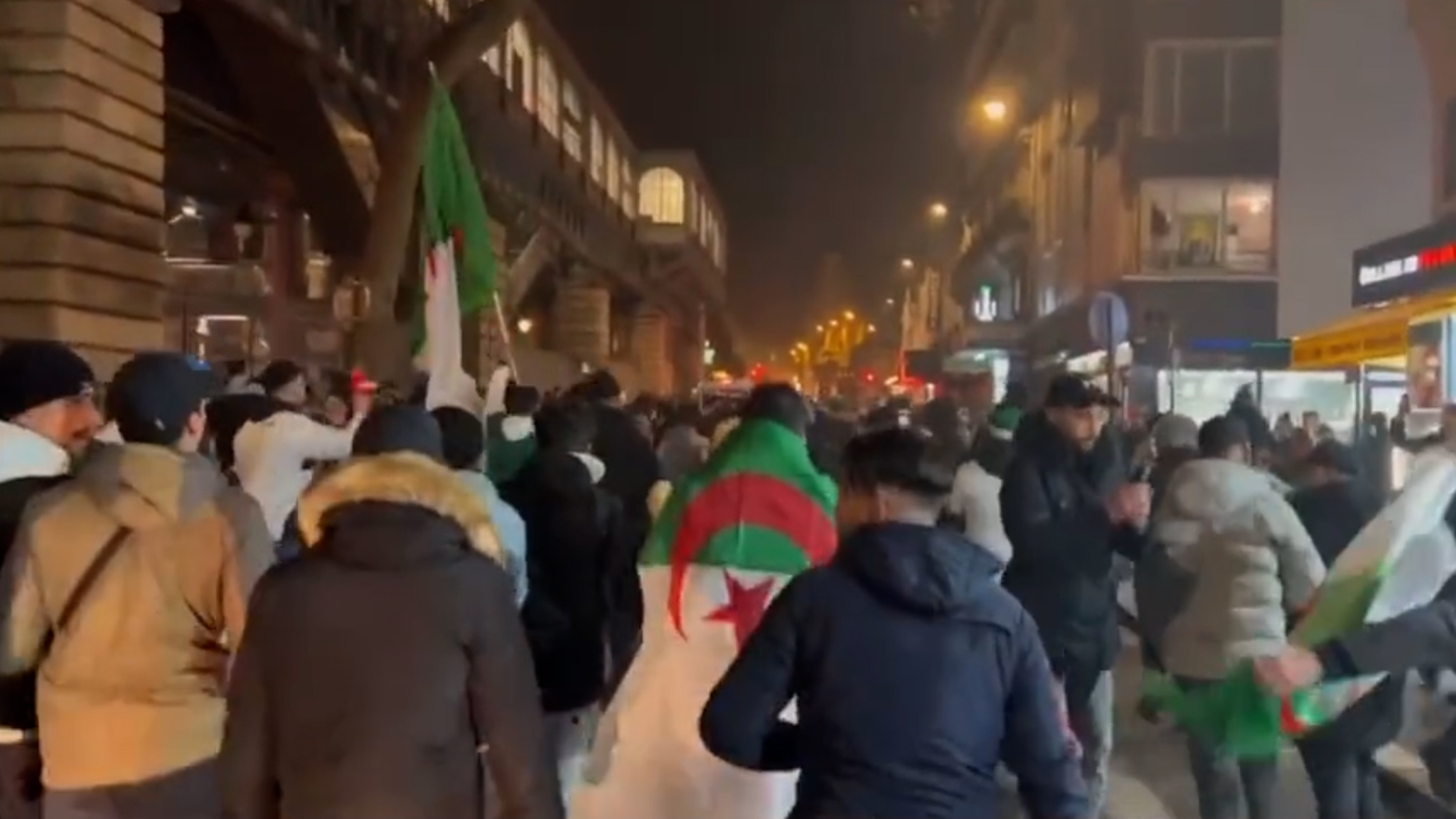 Алжирские фанаты вышли на улицы Парижа праздновать победу сборной