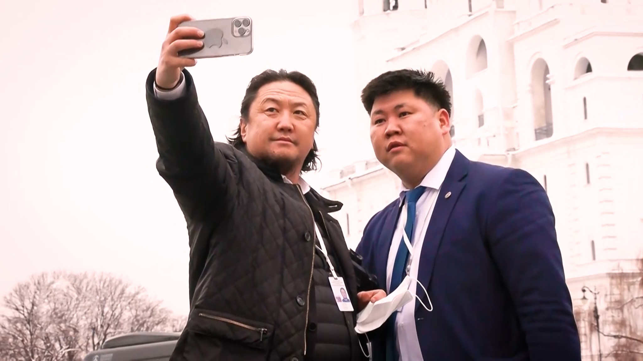 Ловко получилось: монгольские журналисты сфотографировались без масок