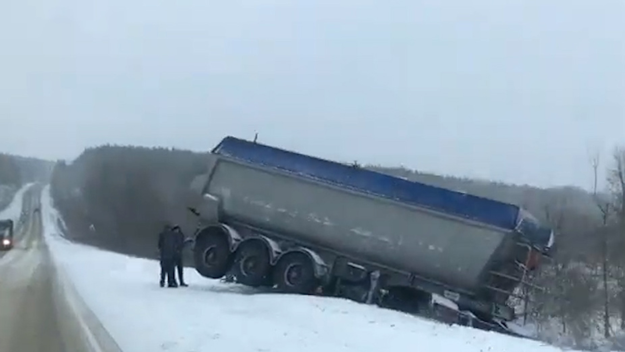 В Липецкой области фура свалилась с дороги