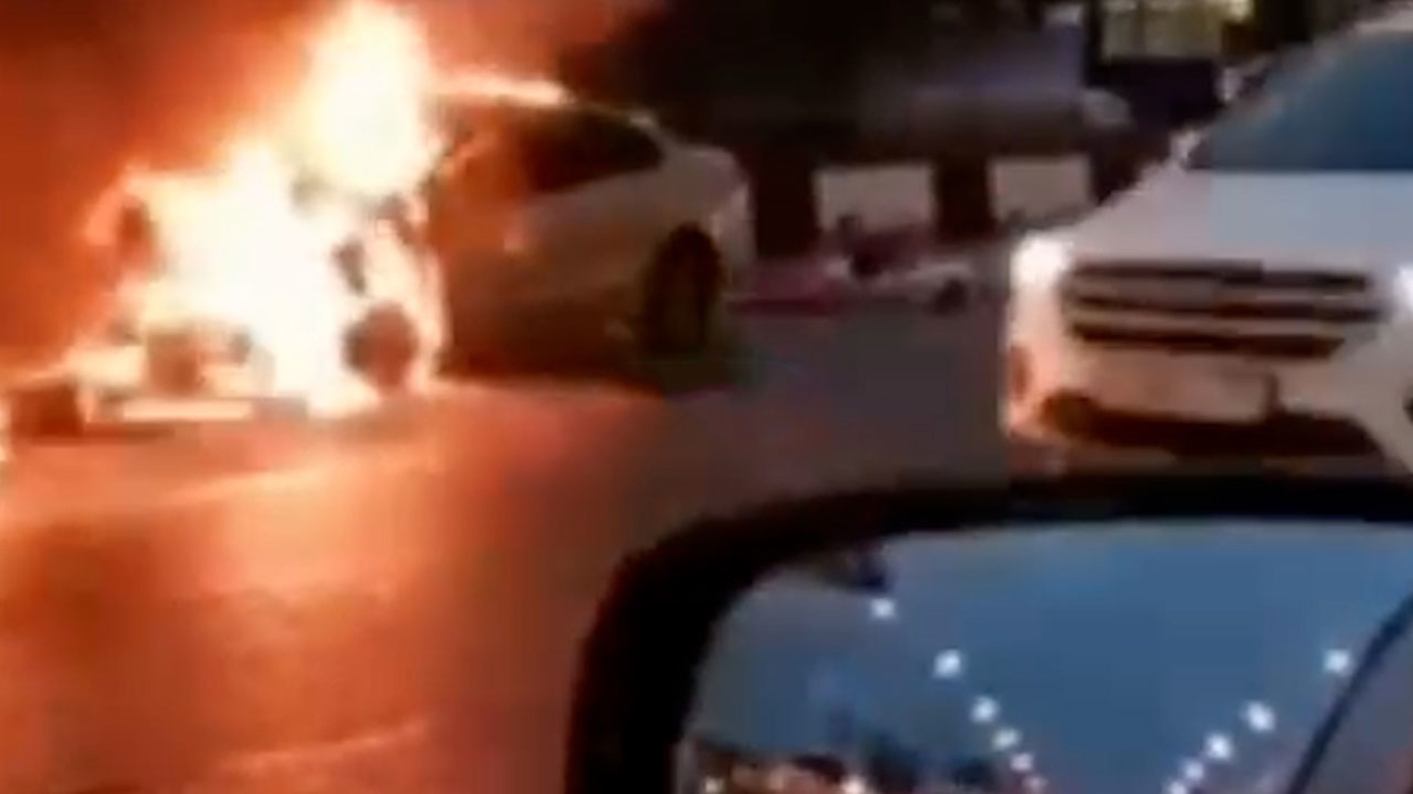 В Краснодаре полыхали автомобиле на дороге