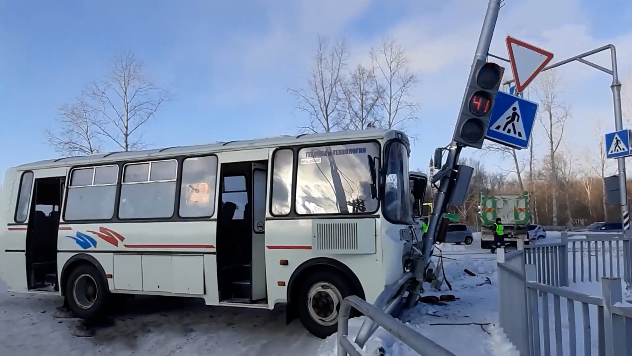 14 человек пострадали в ДТП с автобусом и грузовиком в Комсомольске