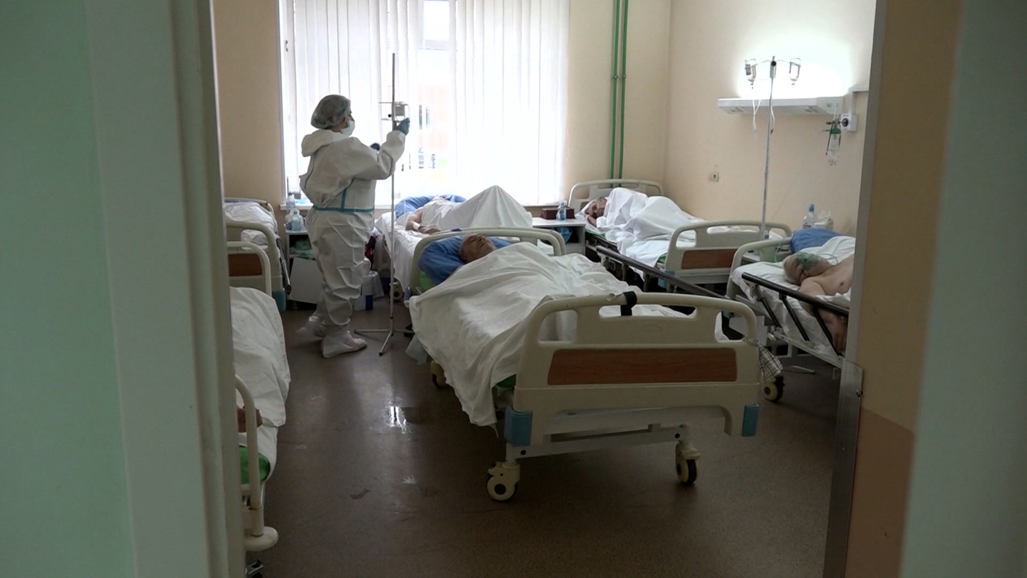 "Омикрон" в России хотят победить бустерной вакцинацией