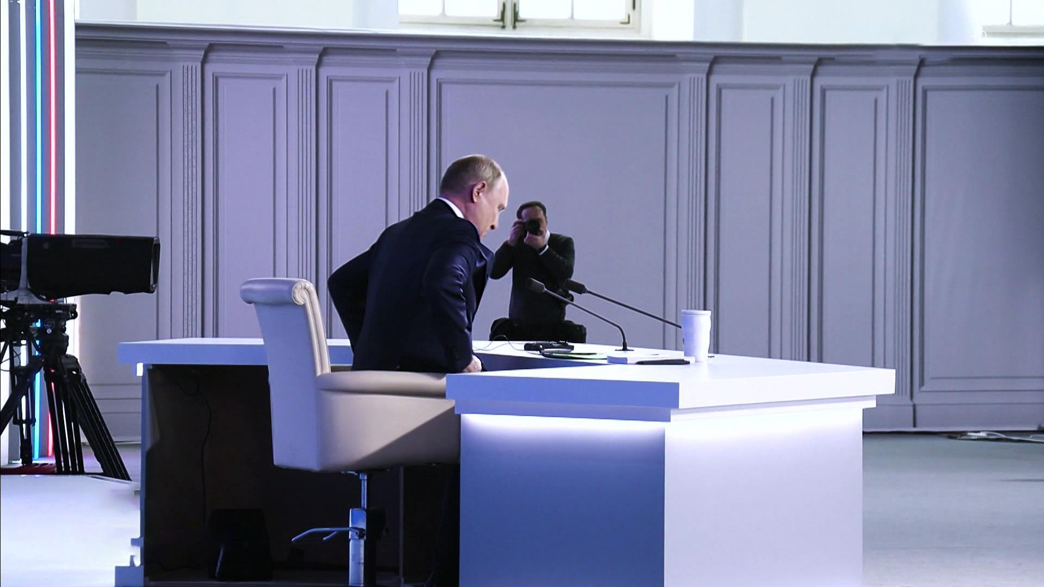 Ответить на каждый вопрос: Путин на пресс-конференции исписал пачку блокнотов