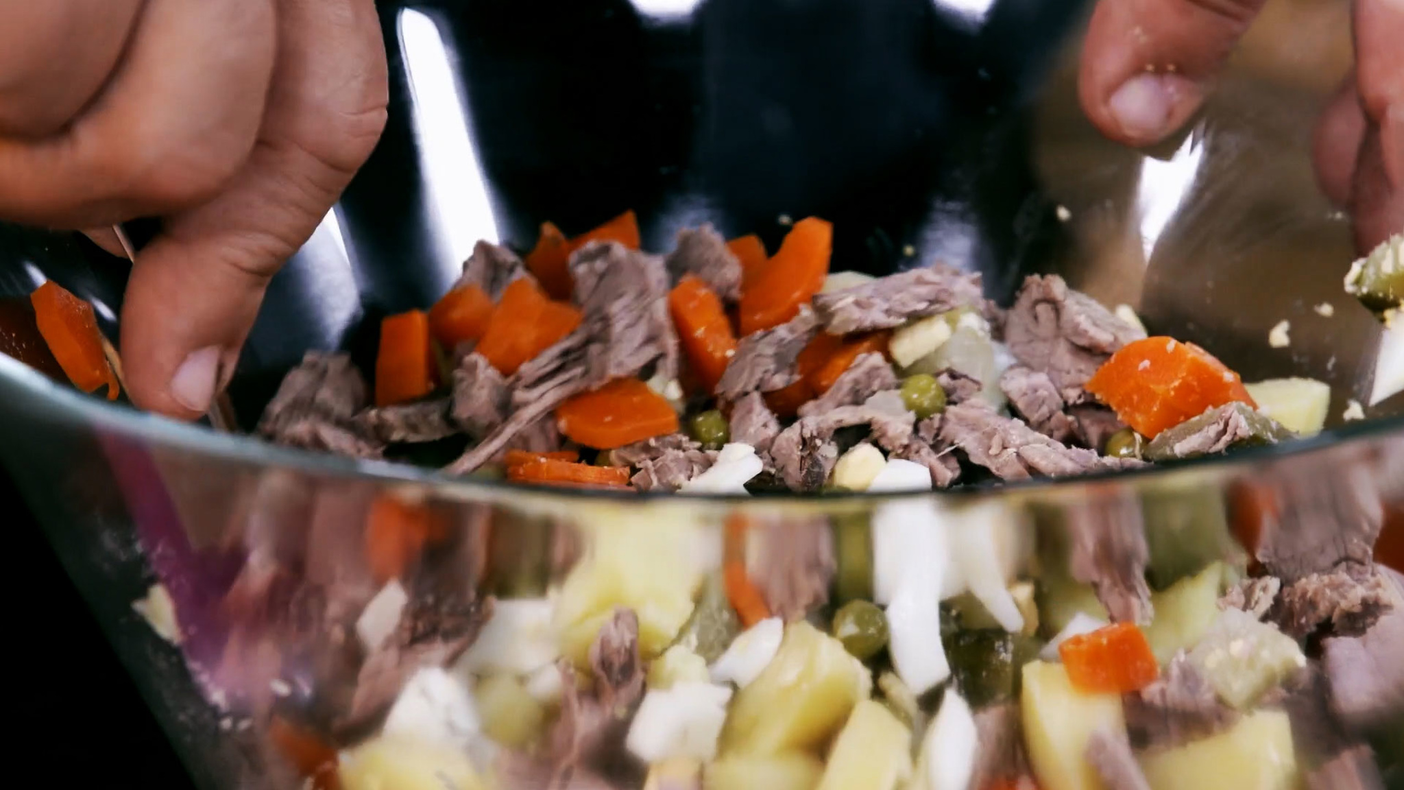 Мясников раскрыл все секреты приготовления салата оливье