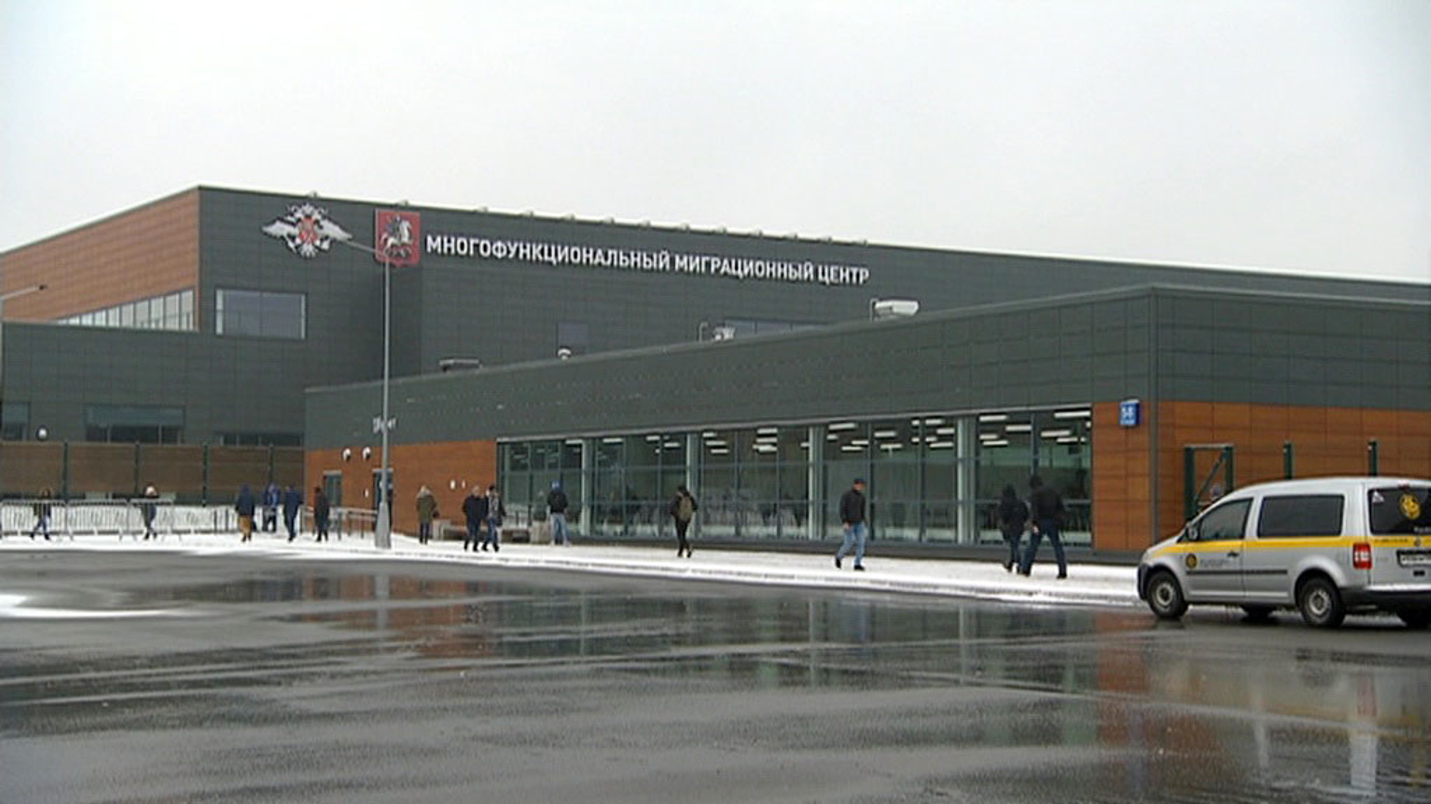 Трудовых мигрантов в России обязали получать карту с чипом