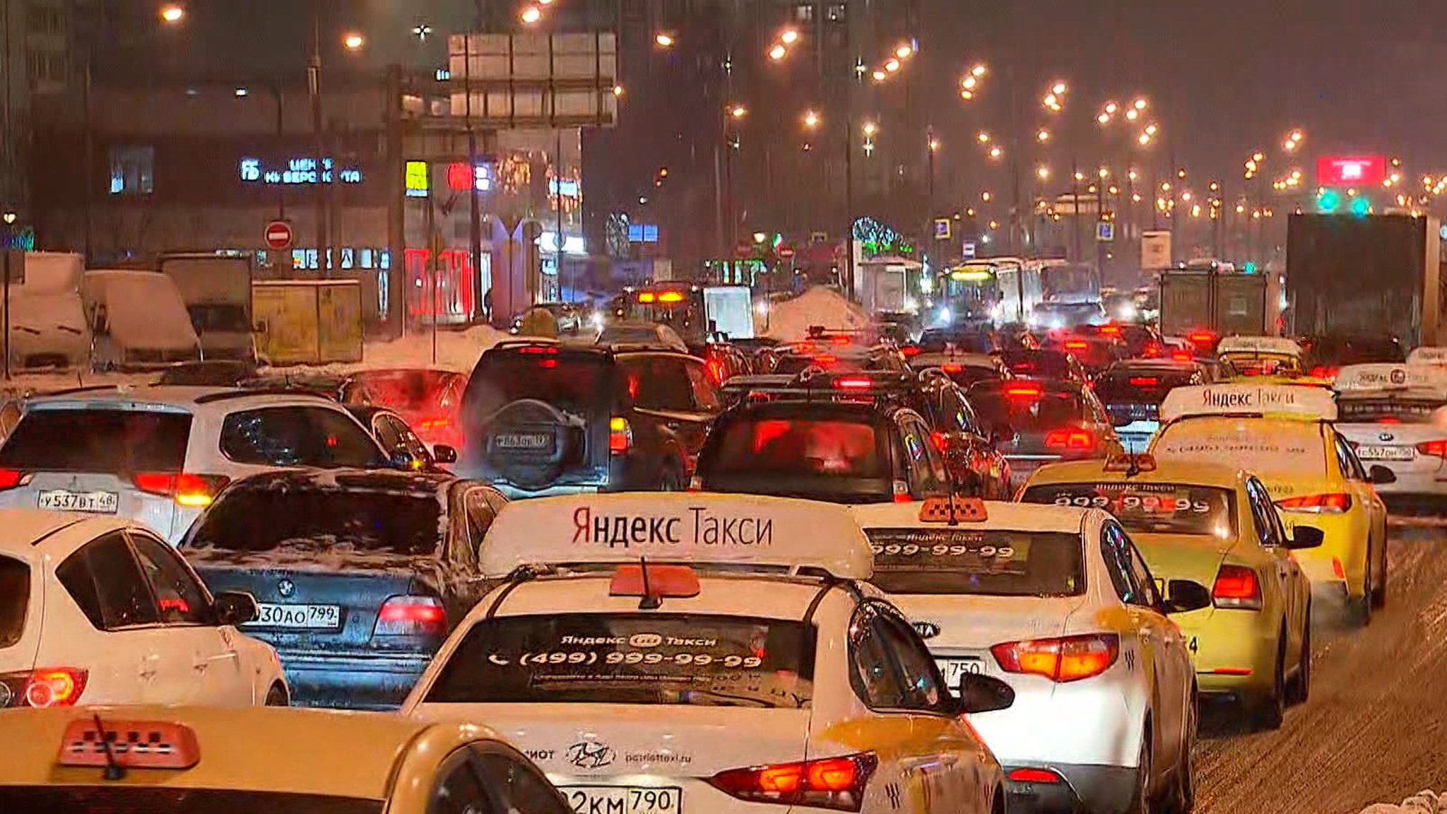 Предновогодние пробки в Москве: где особенно многолюдно