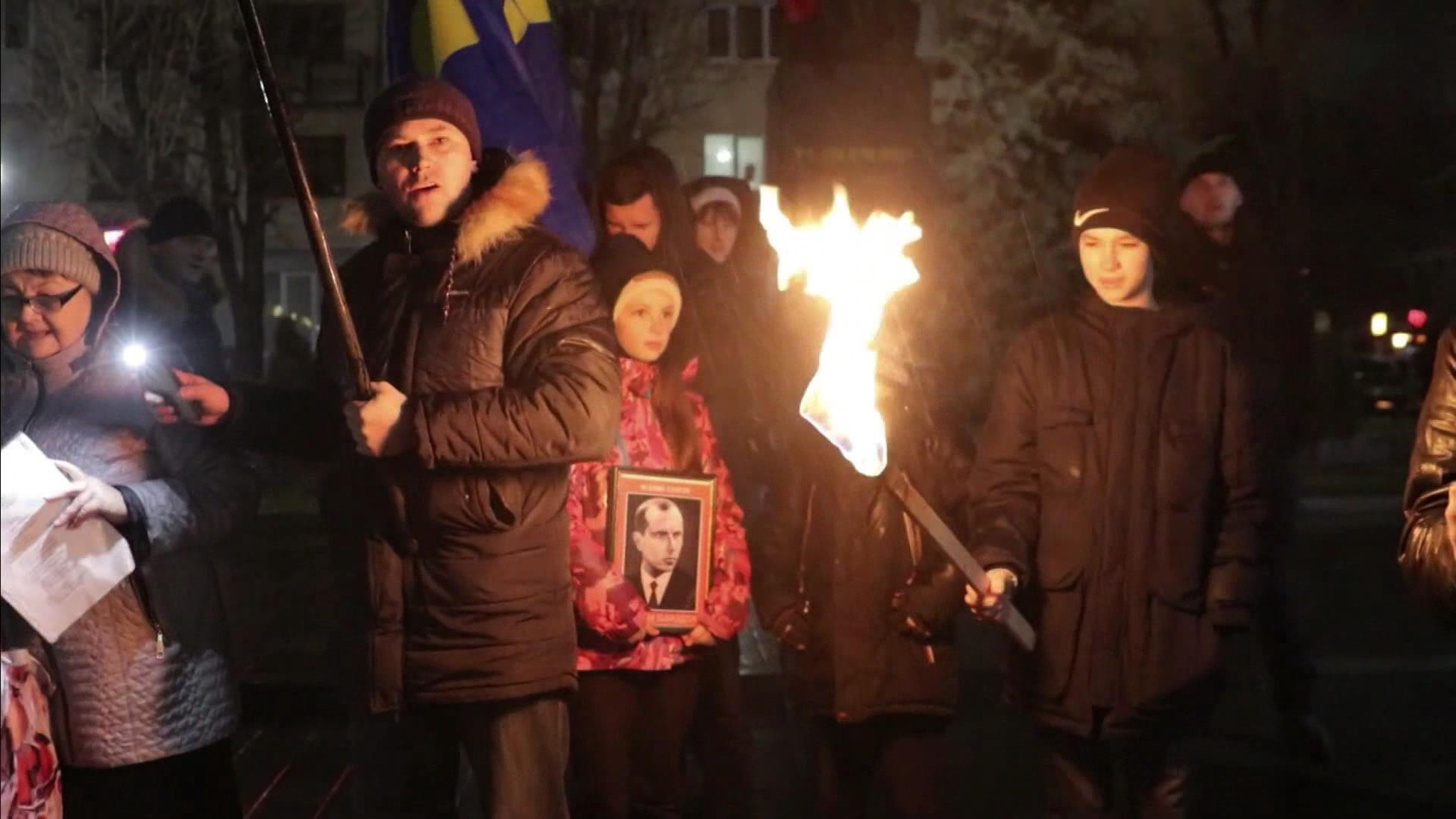 Зеленский словно готовится к войне и поощряет бандеровцев