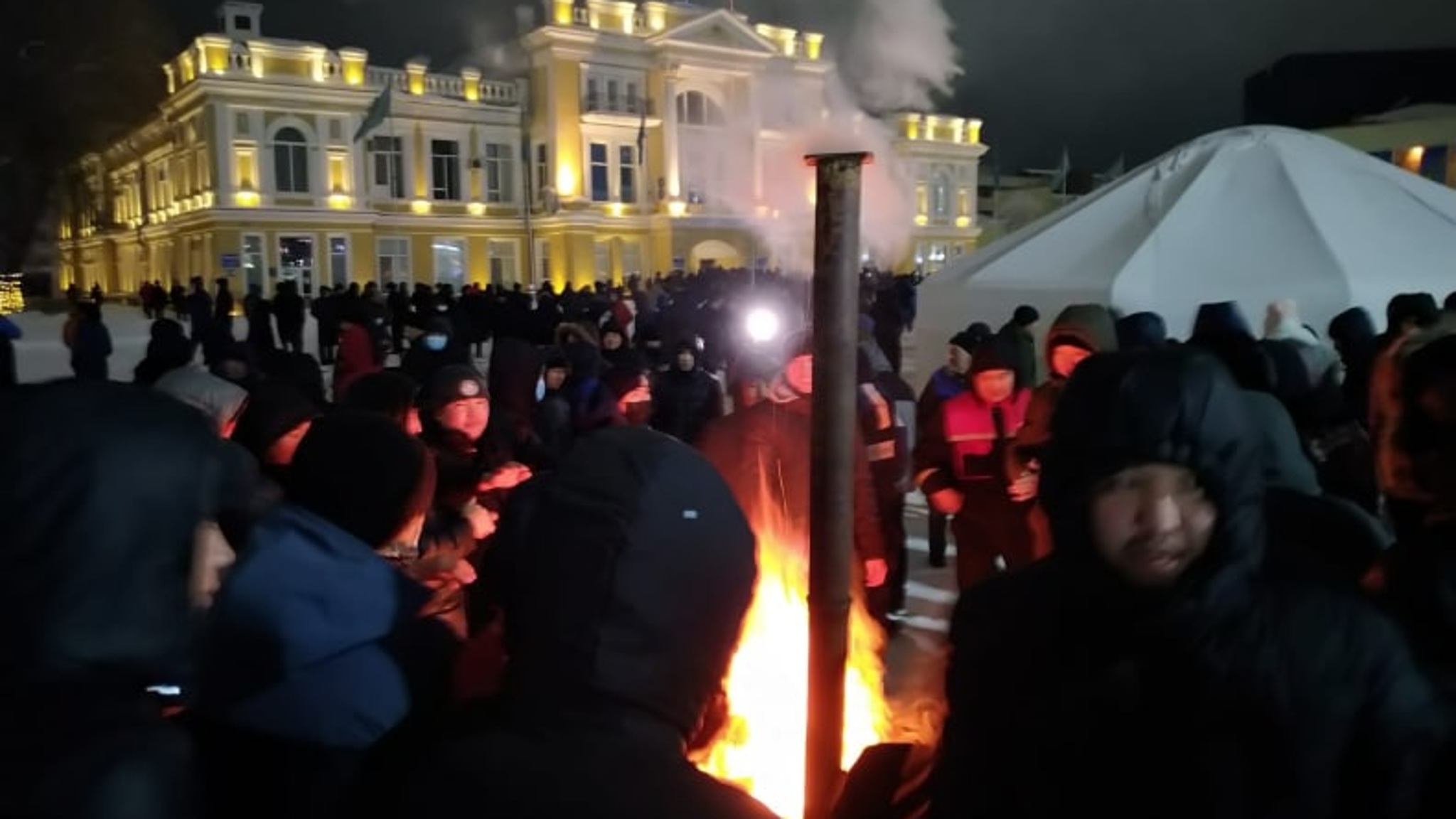 Токаев ввел чрезвычайное положение в Алма-Ате и Мангистауской области