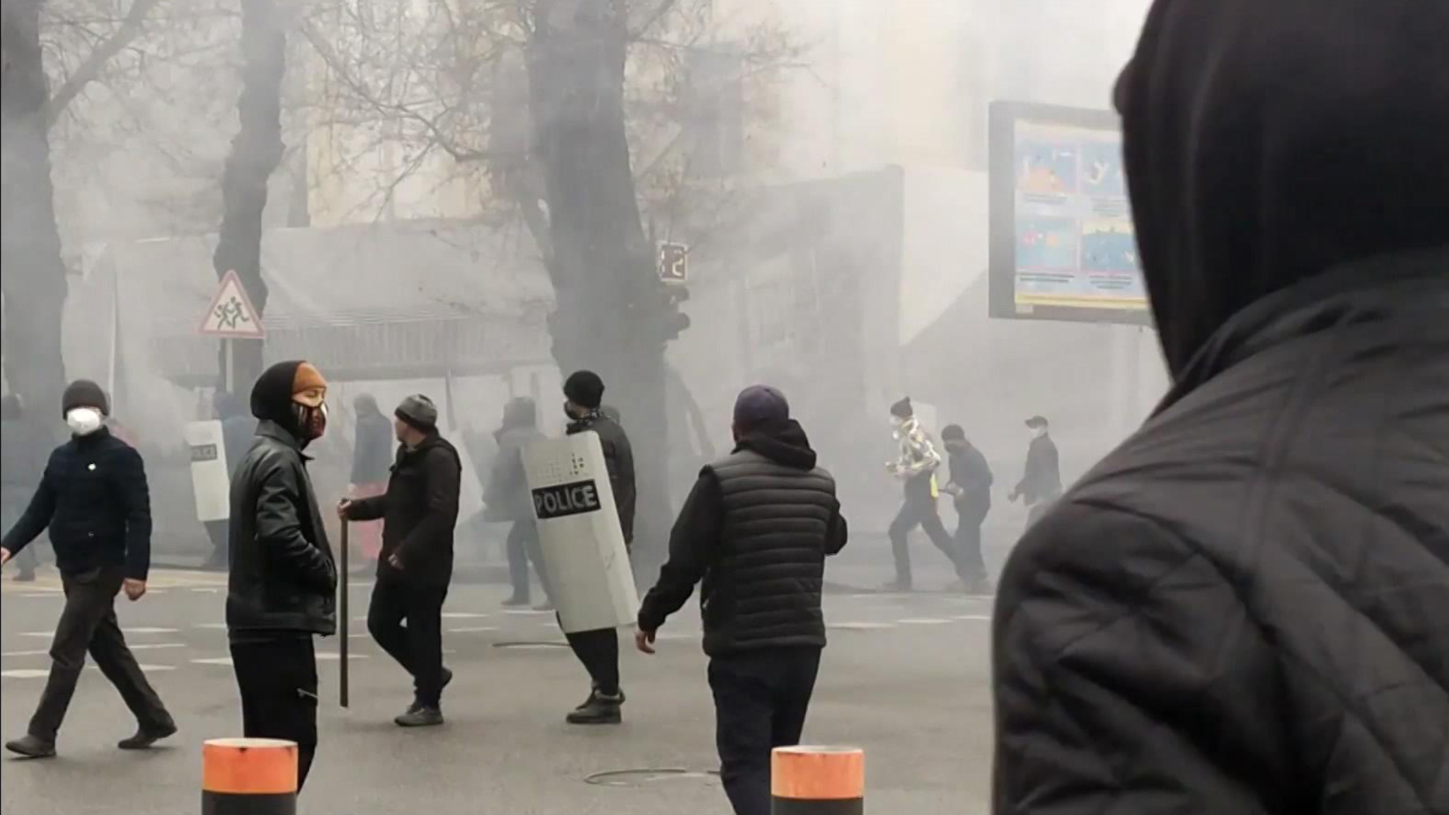 Погромы в Алма-Ате: протестующие жгли машины силовиков и экстренных служб