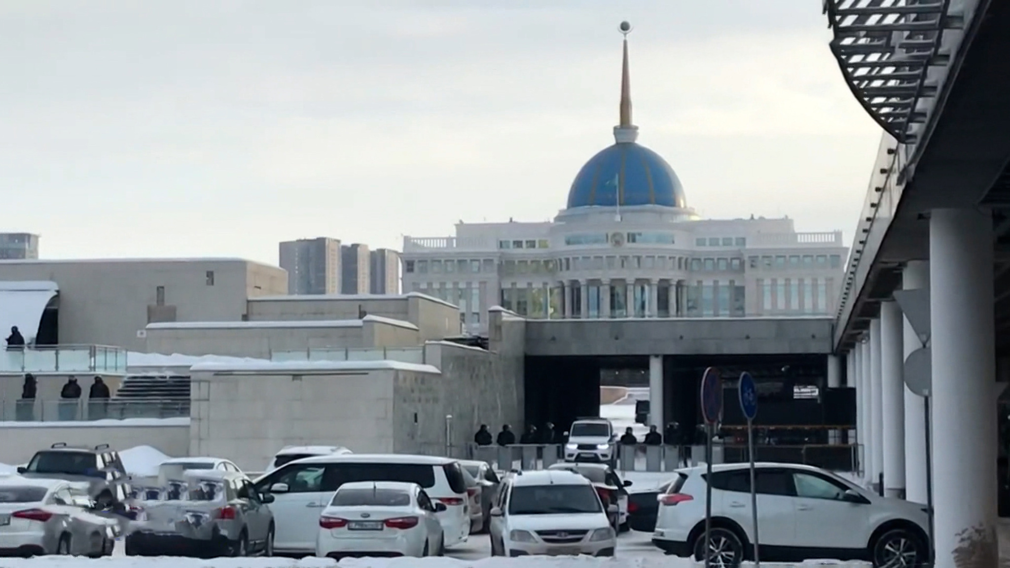 Казахстан пытается вернуться к нормальной жизни после беспорядков и погромов
