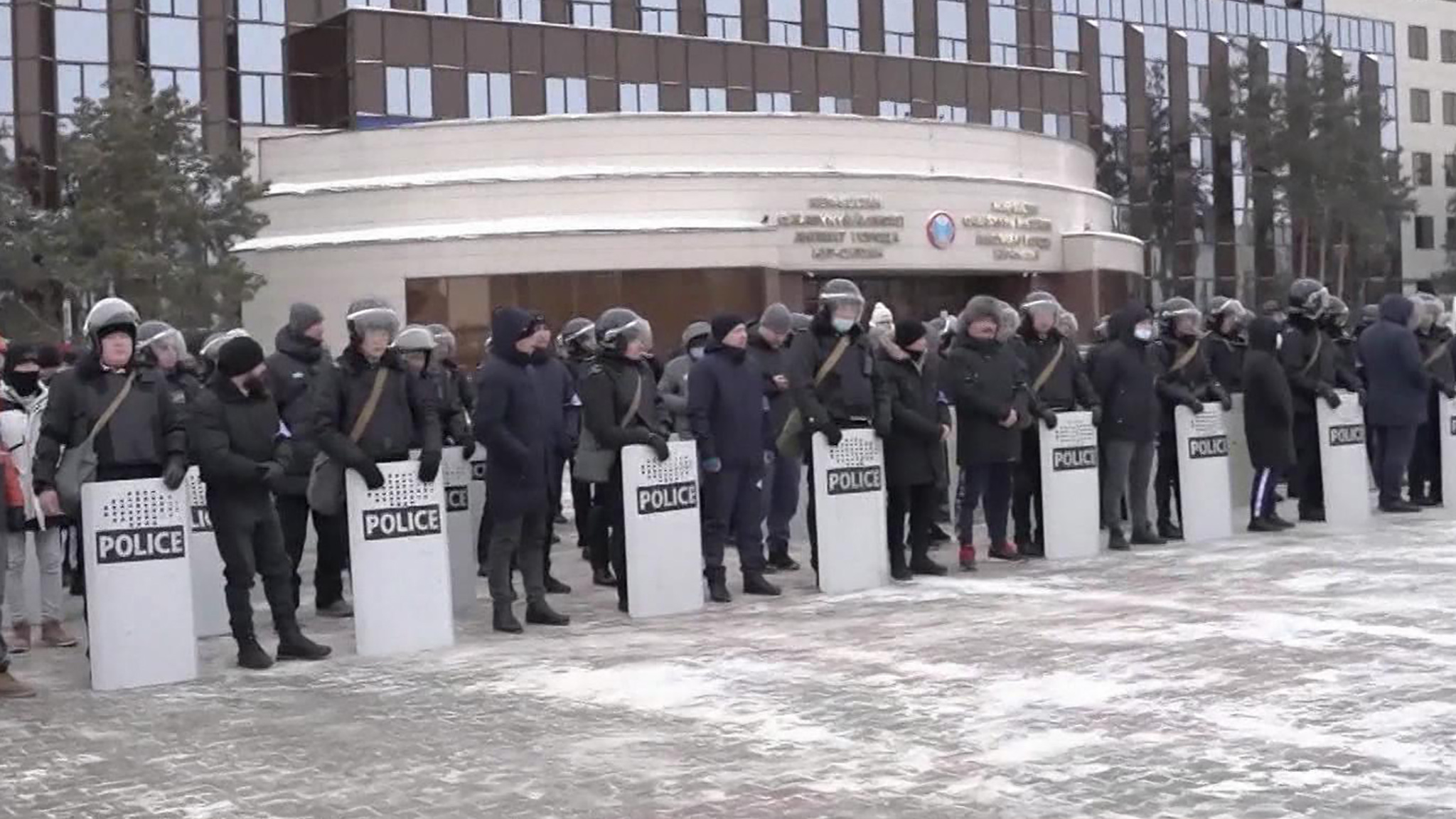 Казахстан возвращается к обычной жизни, пока бандитов вылавливают по скверам