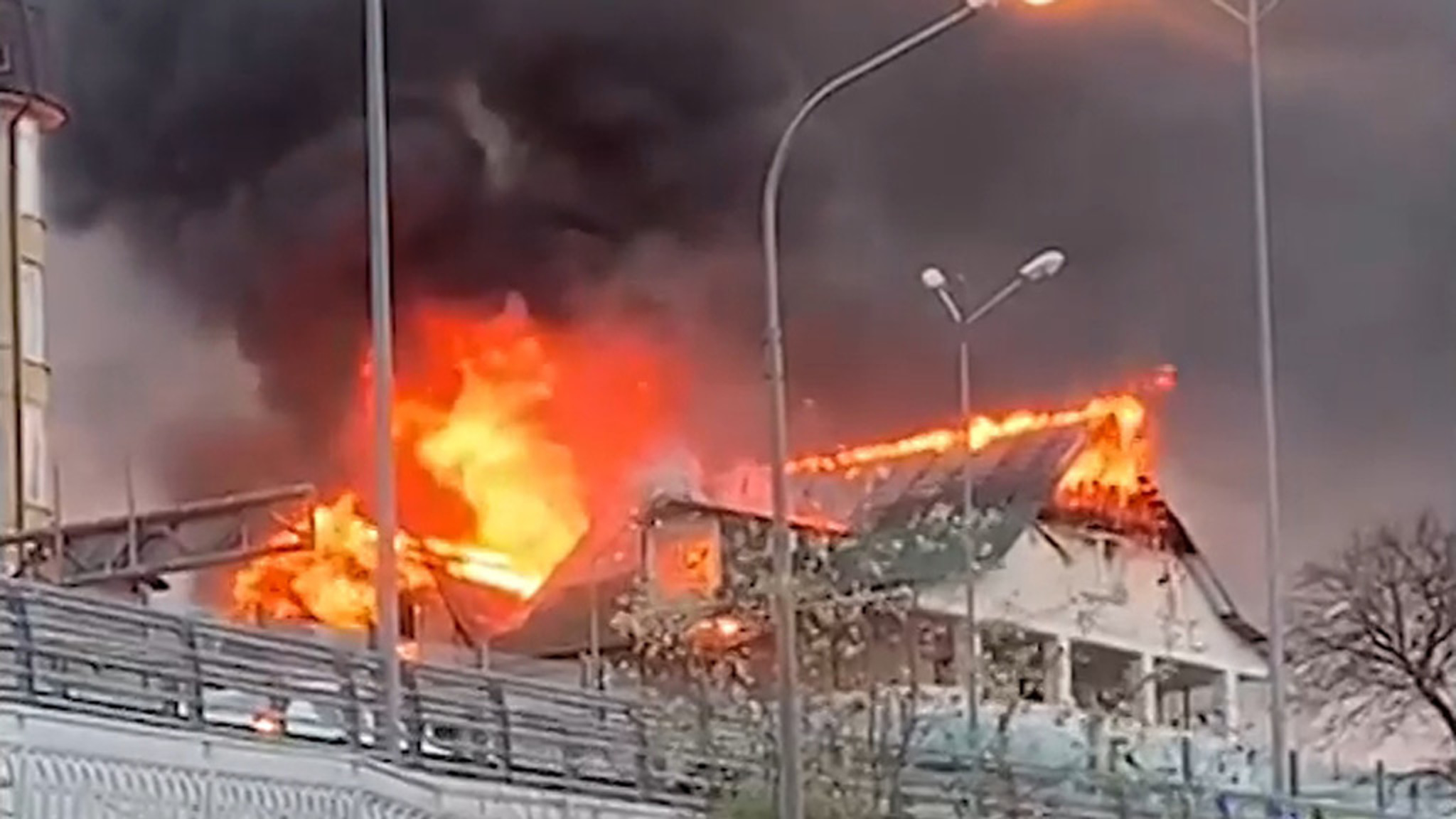 В Сочи загорелись кровли двух домов