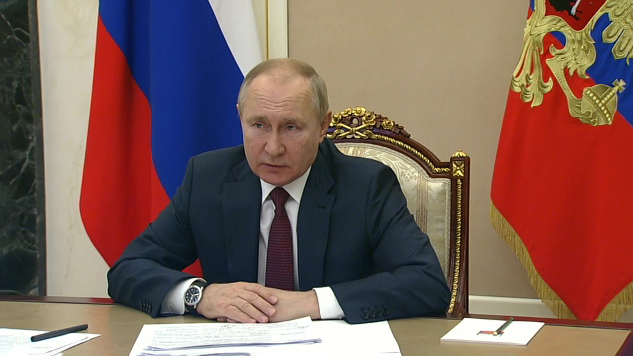 Путин поручил проиндексировать пенсии выше инфляции