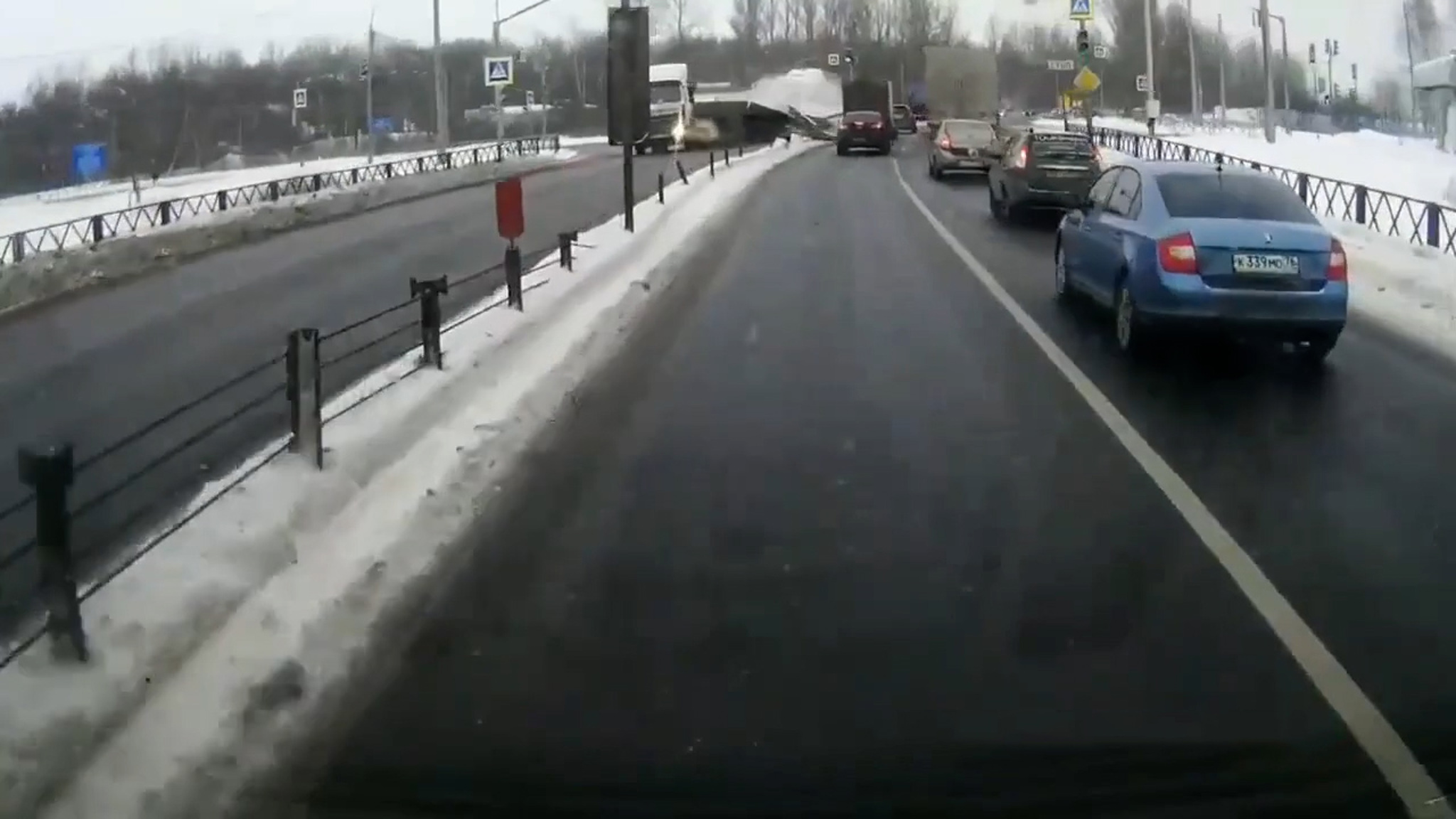 На трассе под Ярославлем столкнулись фура и бензовоз