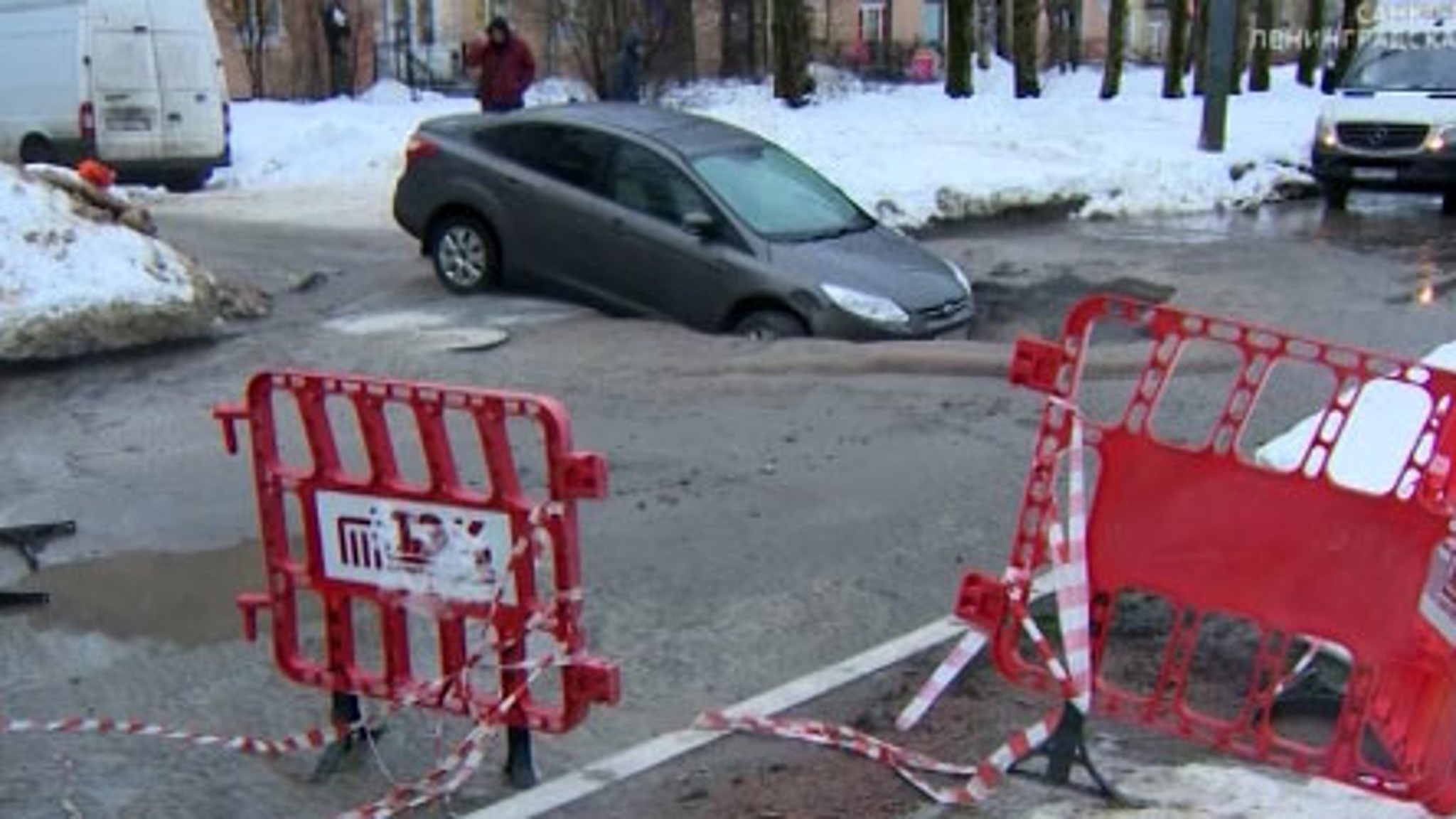 На петербургской трассе два автомобиля провалились в яму
