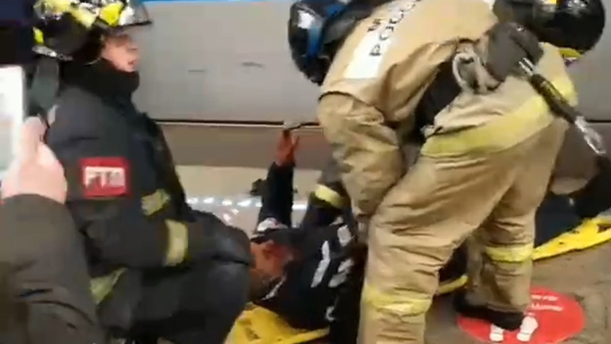Спасение упавшего на рельсы в метро пассажира. Видео