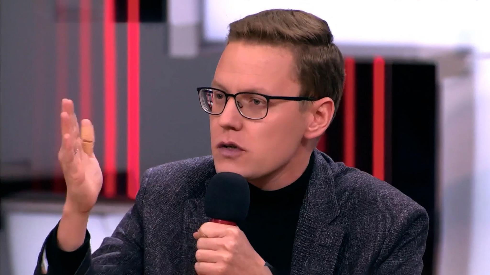 "За вас стыдно! ": родственники ветерана шокировали участника телешоу Малахова