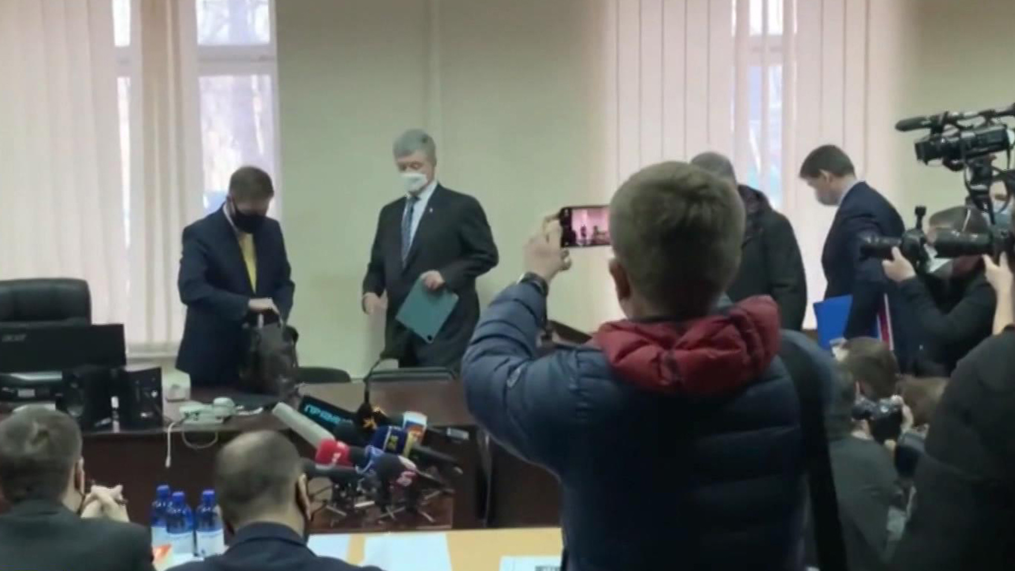 Порошенко показал себя шоуменом не хуже Зеленского