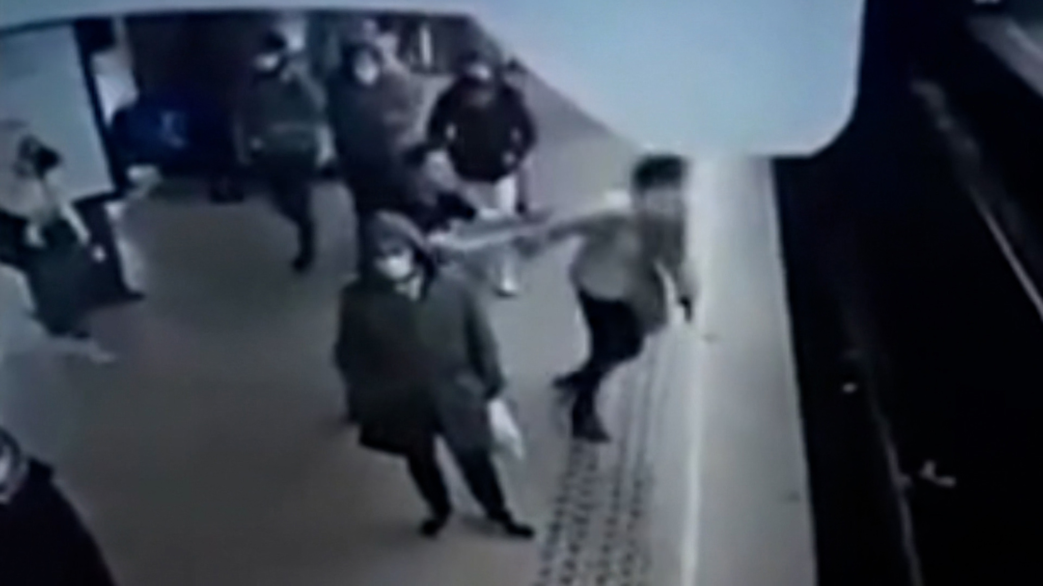 В брюссельском метро мужчина специально столкнул женщину на рельсы