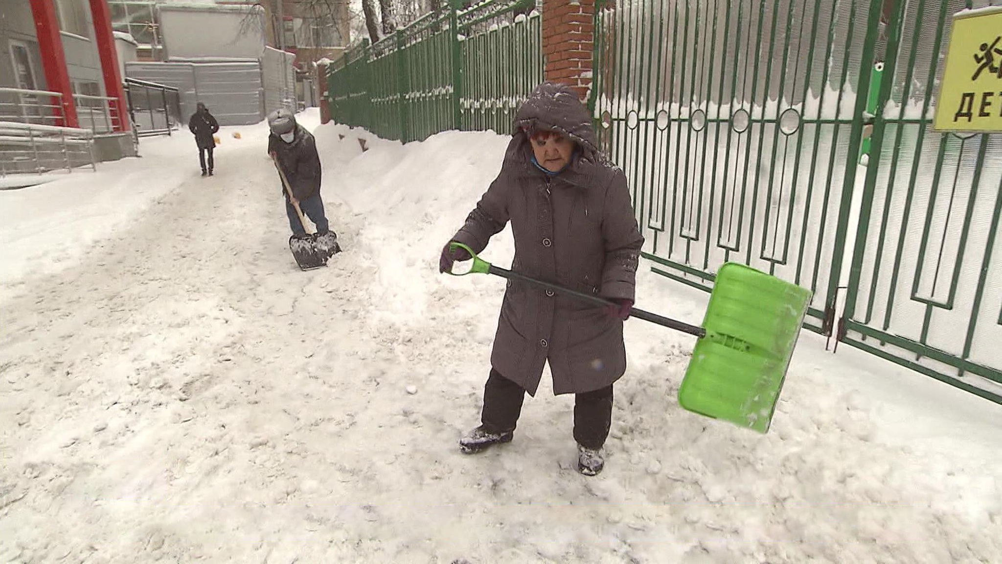 Москвичи взялись за лопаты и присоединились к уборке снега