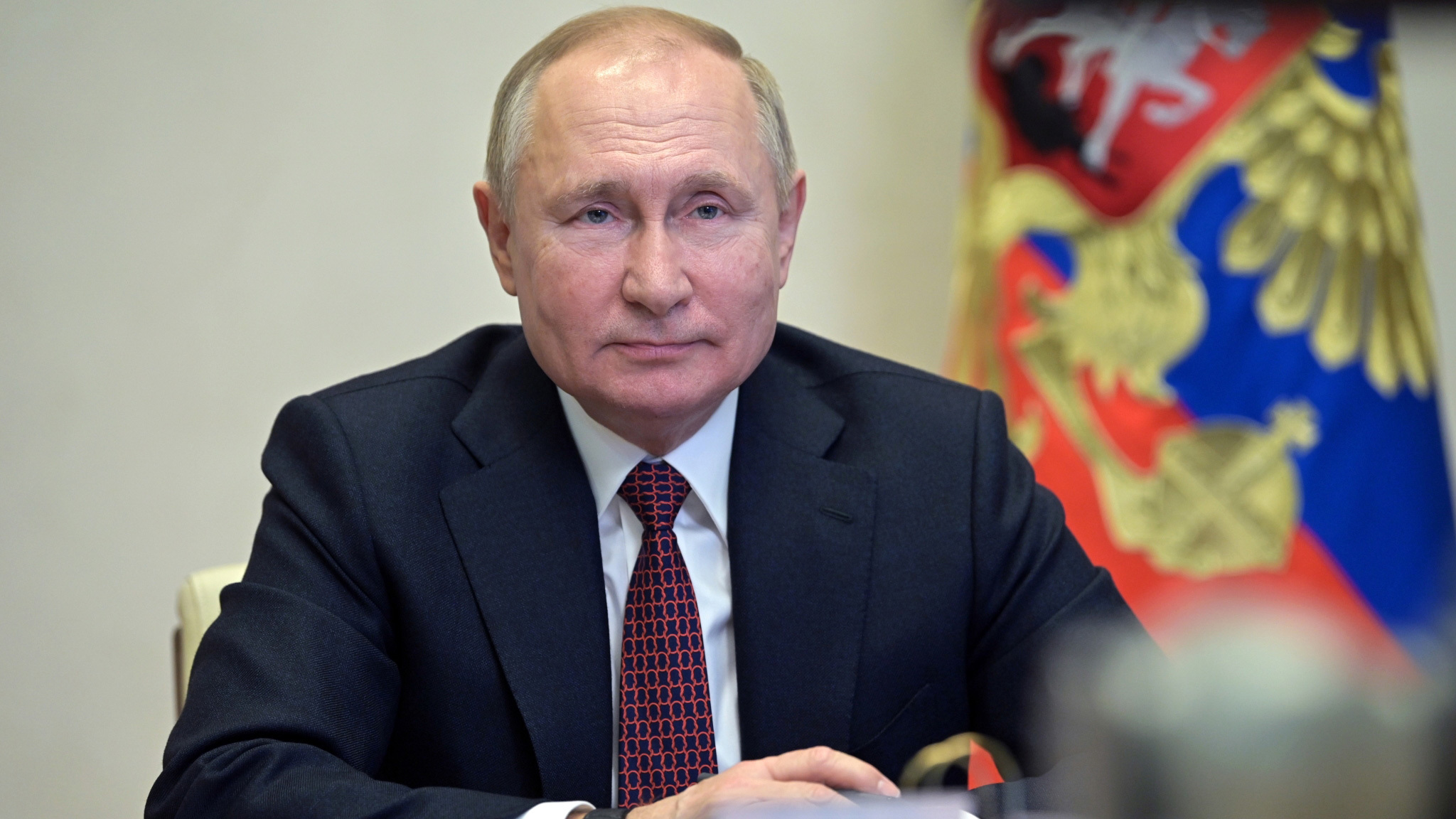 Путин поздравил Макрона с переизбранием