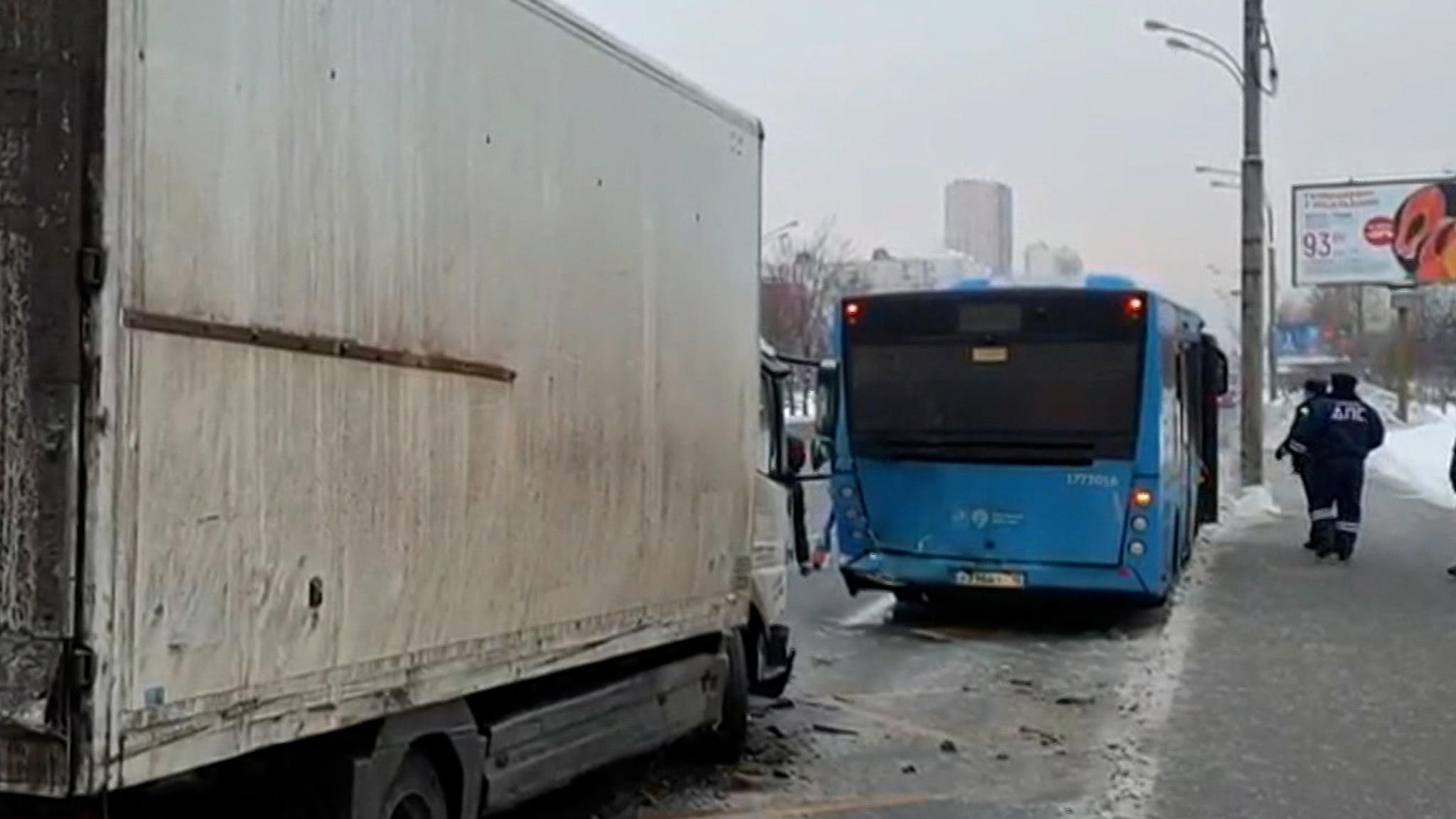 Из-за гололеда грузовик в Москве протаранил автобус