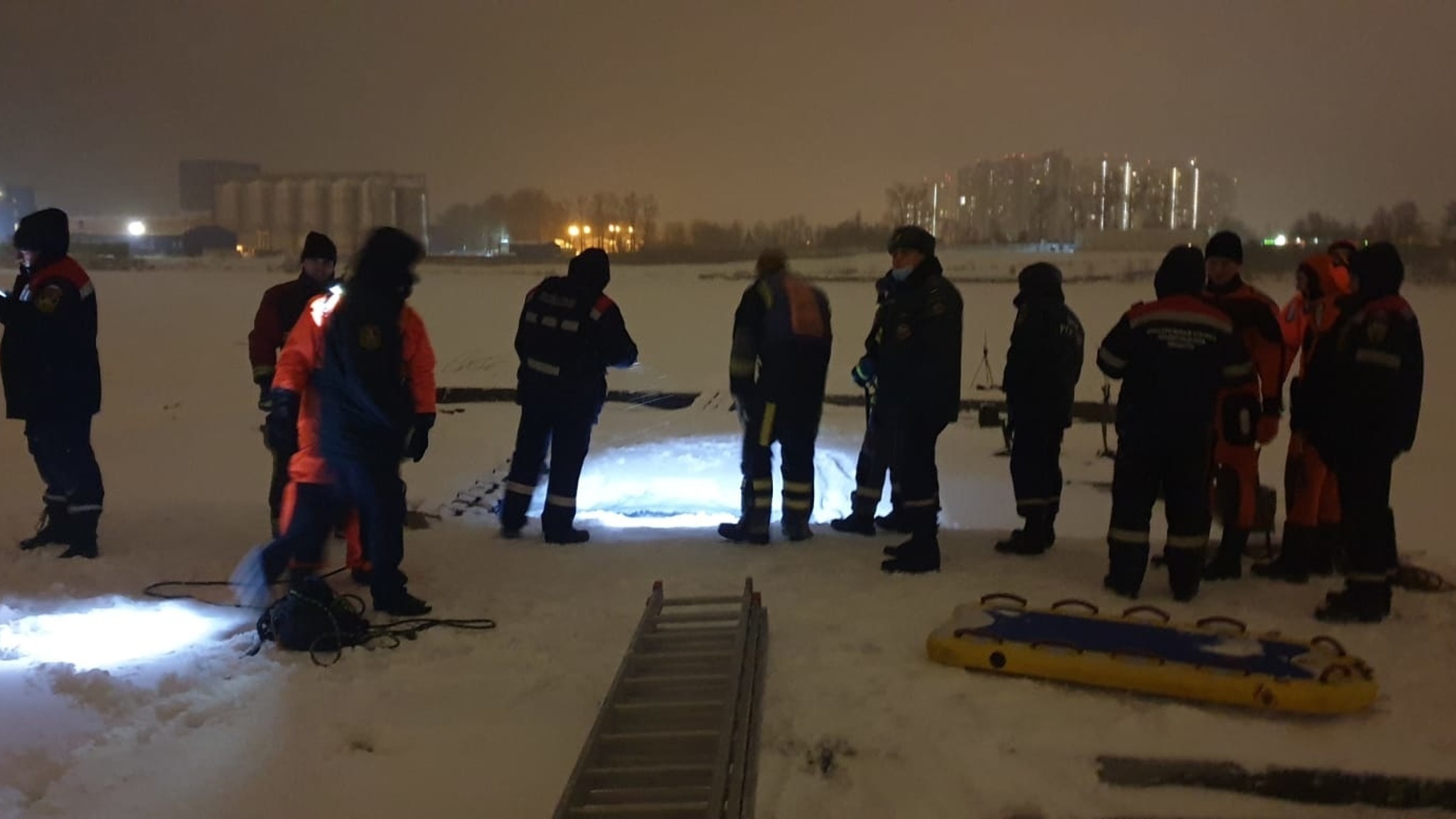 Трагедия на Неве: водолазы ищут тело утонувшего мальчика