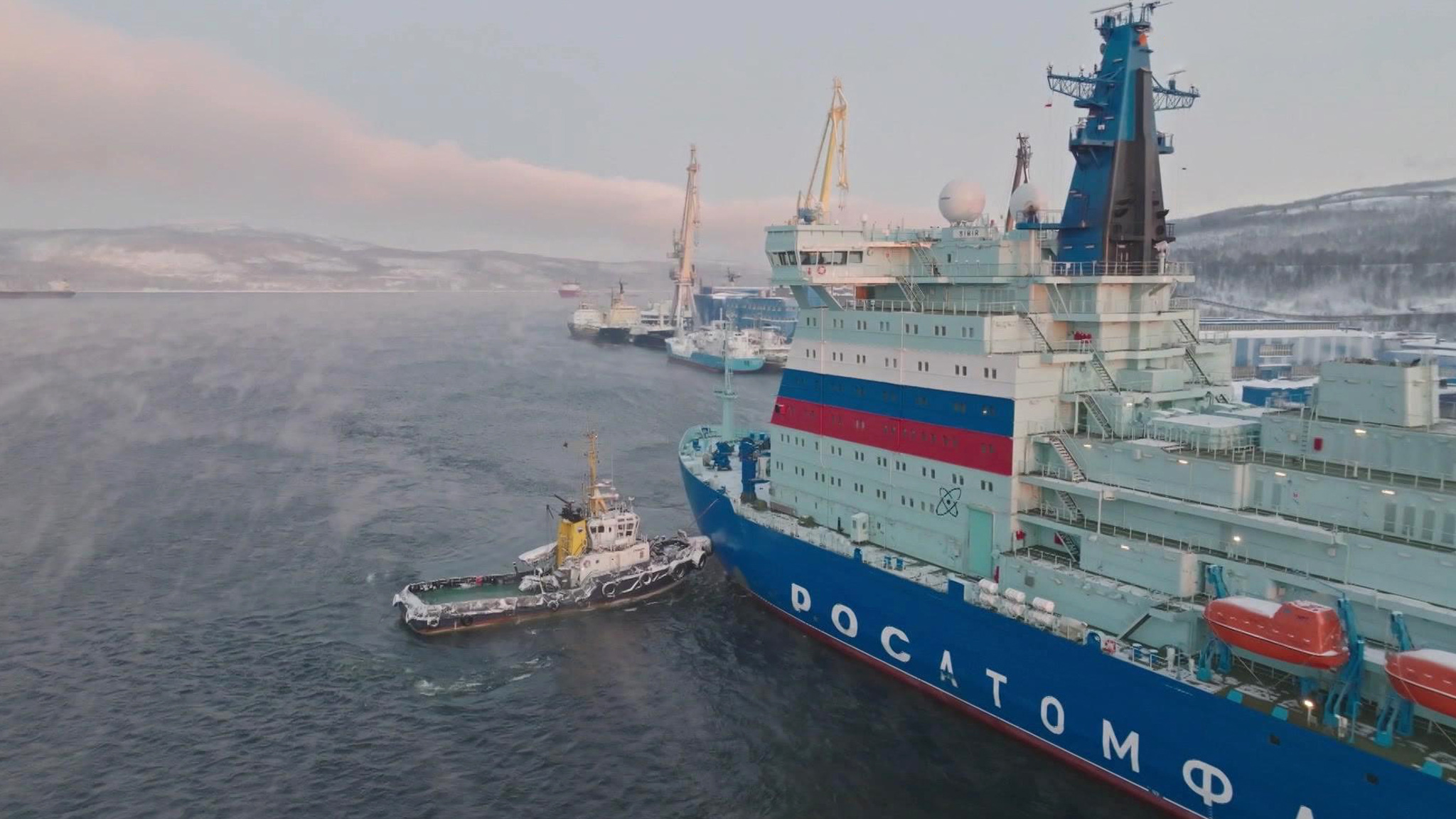 Самый мощный в мире атомоход "Сибирь" поднял российский флаг