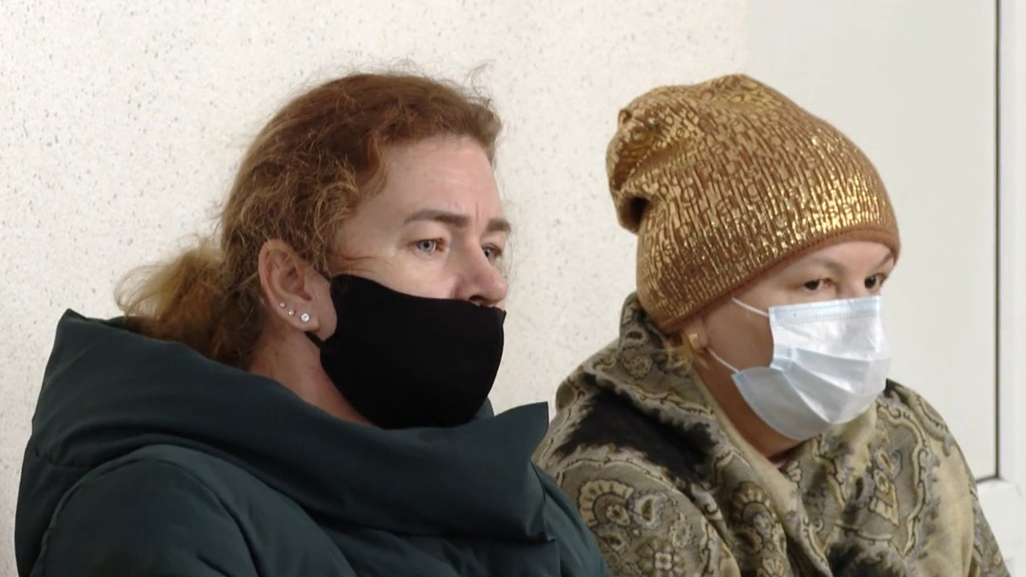 В Краснодарском крае жители вынуждены стоять в очереди в поликлиники на улице