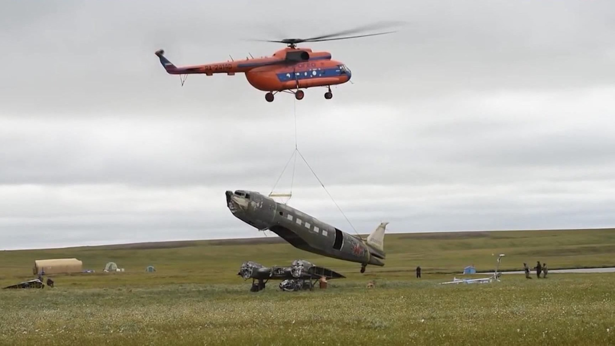 В Новосибирске приступили к реставрации легендарного самолета "Дуглас Си-47"