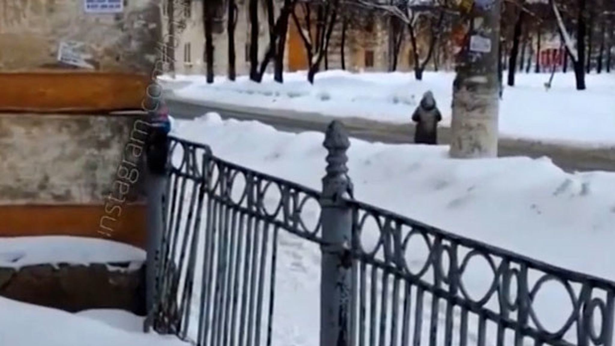 Уфимская школьница устроила на проезжей части танцы
