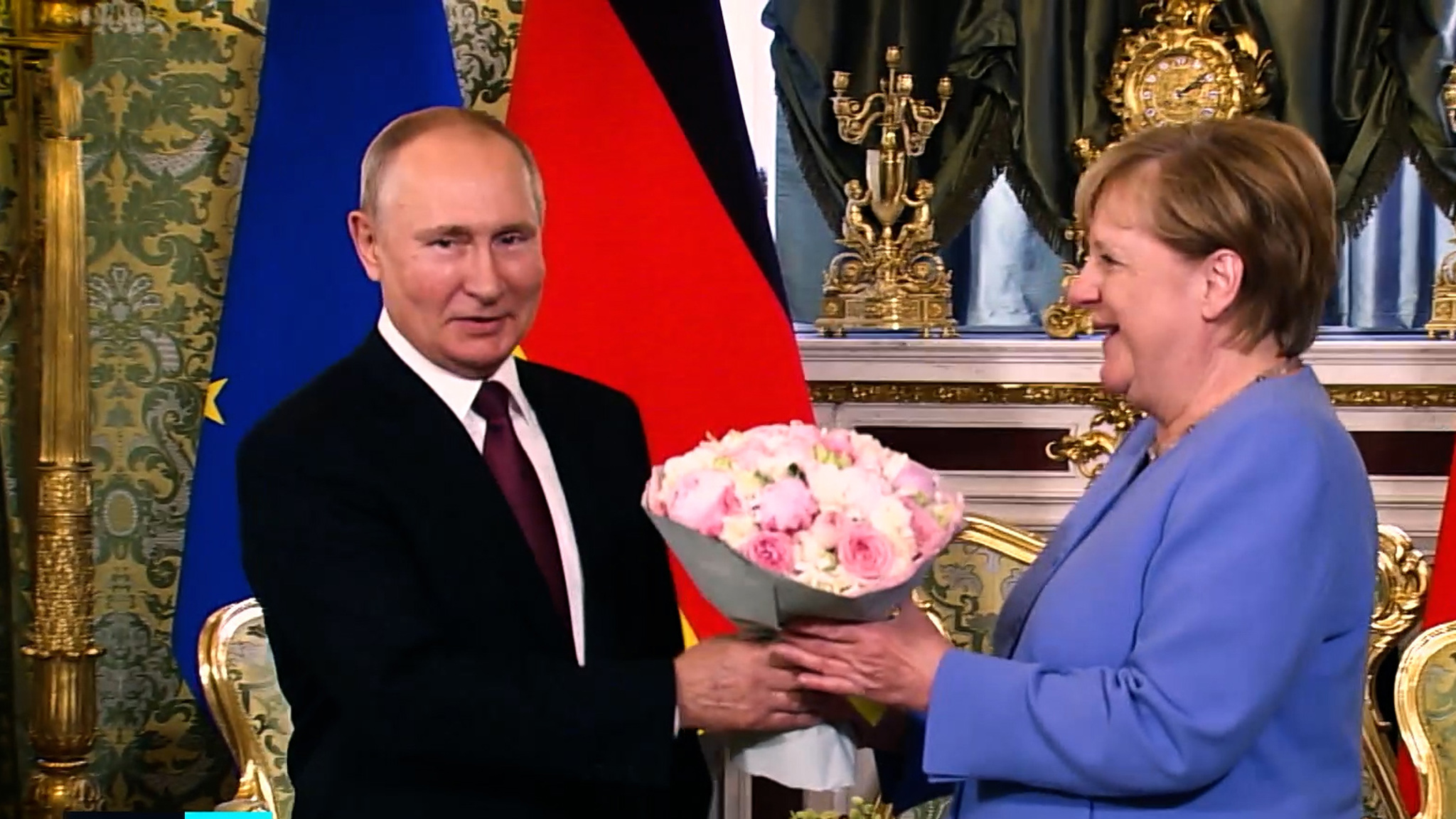 Вместо рукопожатия Путин подарил Меркель цветы