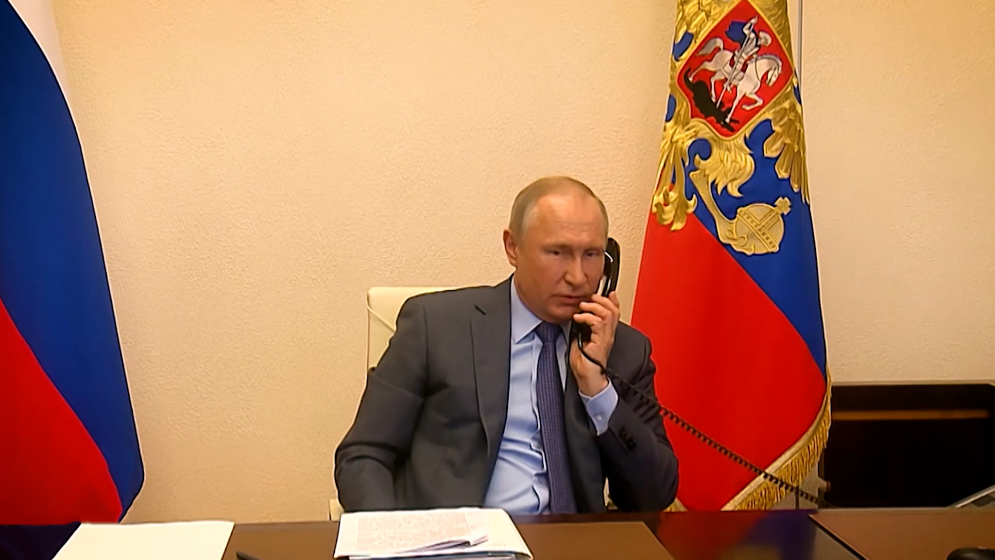После пресс-конференции Путин и Макрон пообщались с глазу на глаз